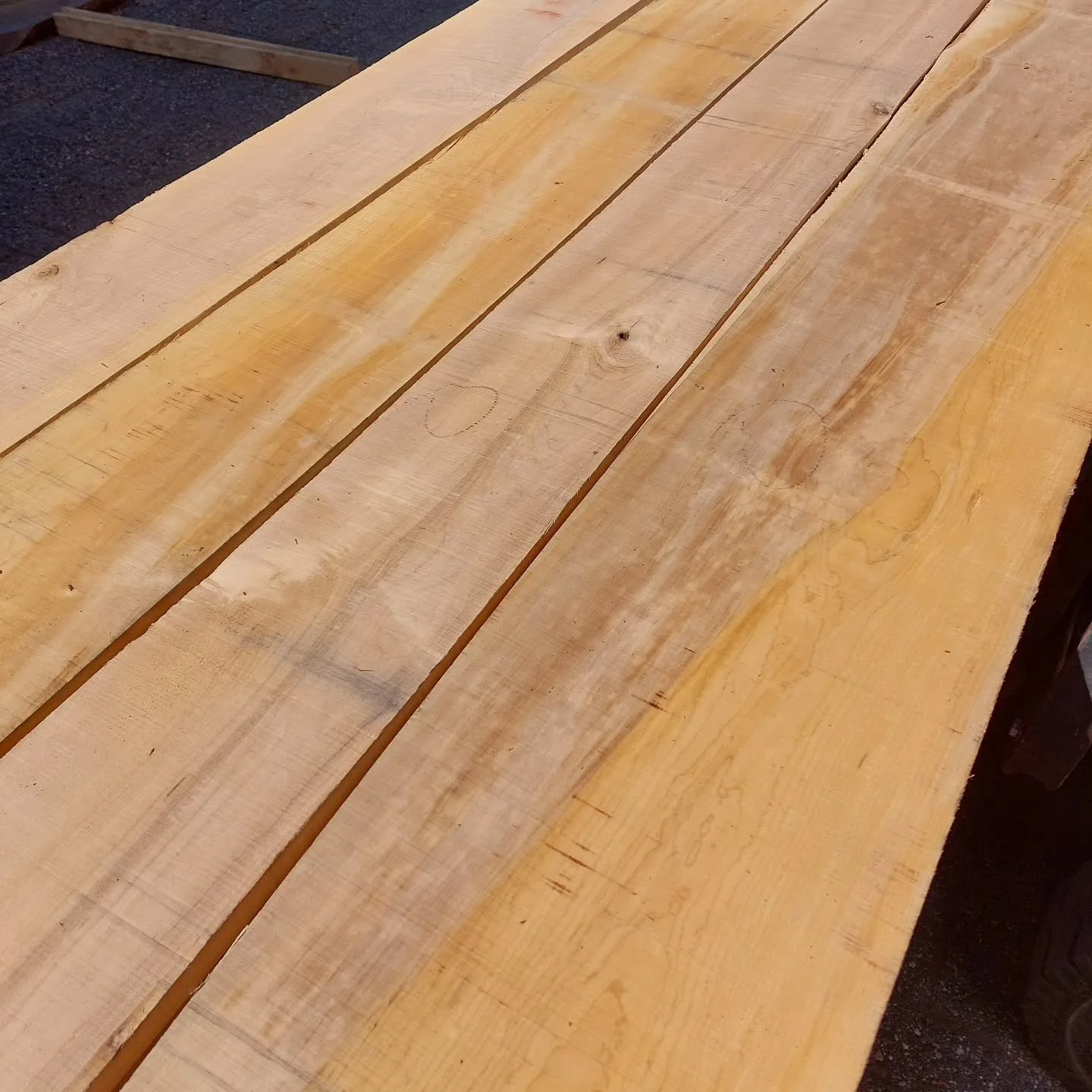 Eindelijk weer voorradig: Esdoorn met donkere kern !! Morgen even wat delen schaven. 

#woodaddict