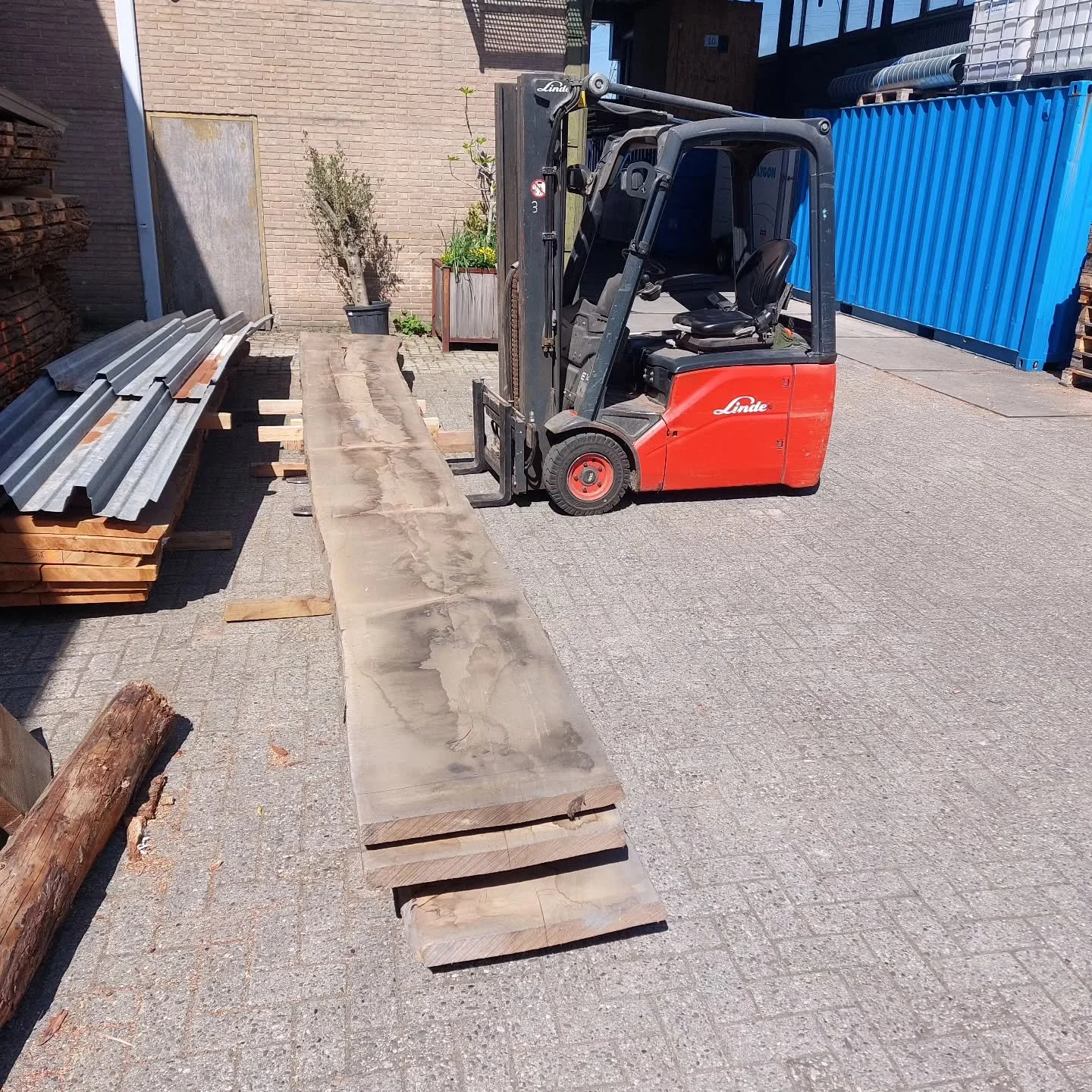 Is de heftruck nu zo klein of deze #eiken #stamdelen nu zo groot ???

#gratisfitness #lovemyjob