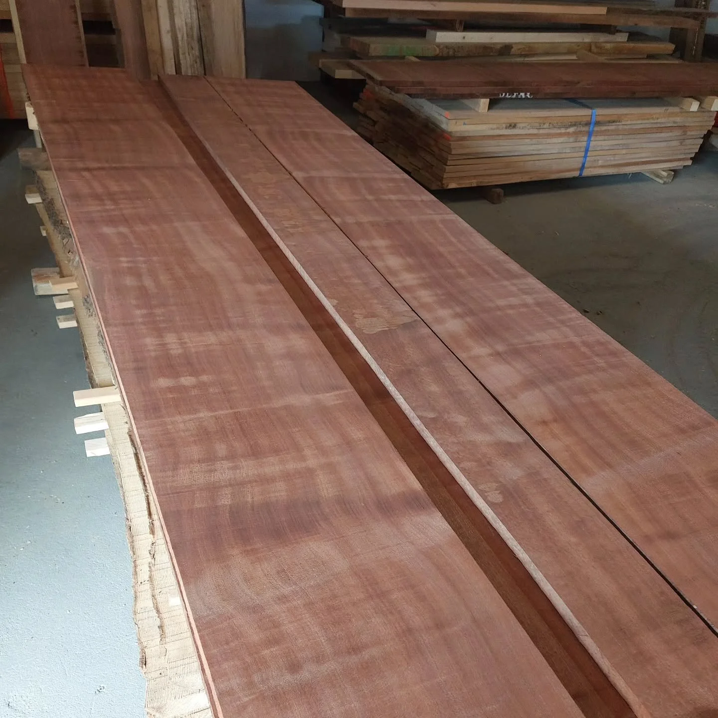 Vanmorgen begonnen met t #schaven van een erg mooie partij #sapele . Mooi alternatief voor #mahonie 

#lovemyjob