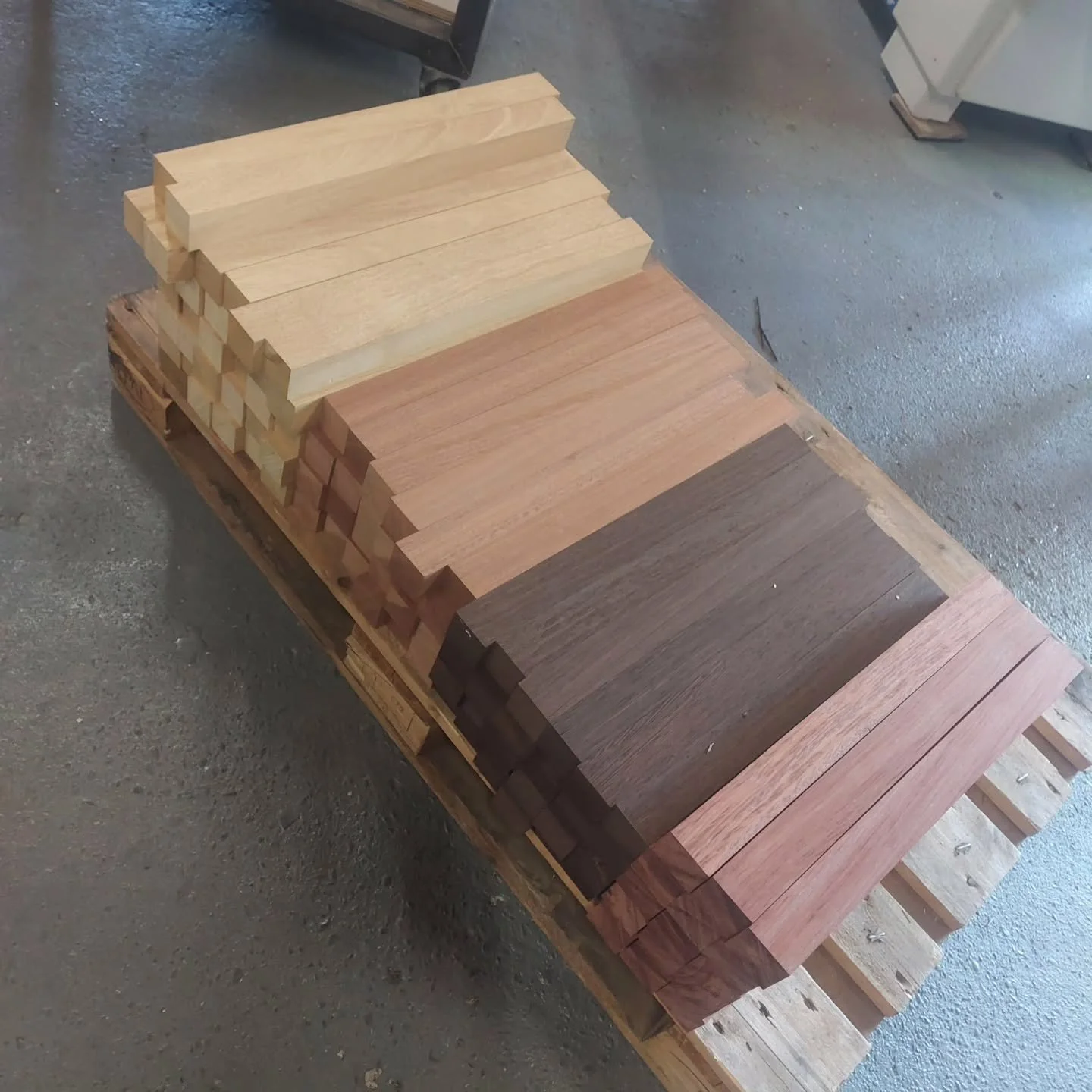 Deze week erg veel balkjes gemaakt. Wenge, esdoorn,  sapele, korina, beuk, ovangkol en meer.

#snijplanken #houtdraaien #meubelmaker
