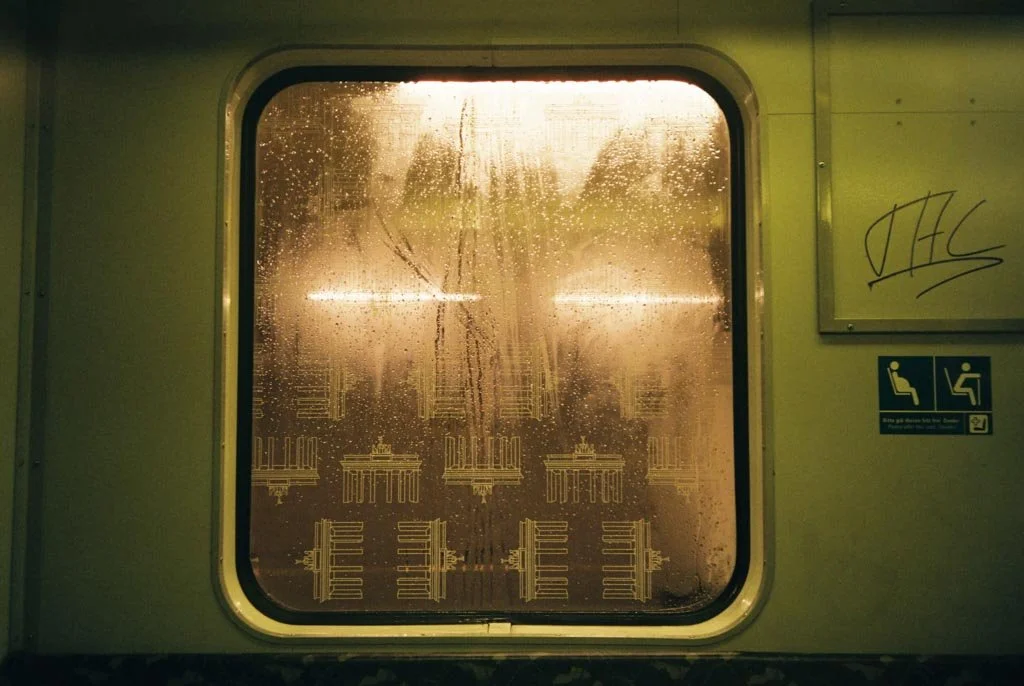 poster-ubahn-fenster-brandenburger-tor-bvg.jpg