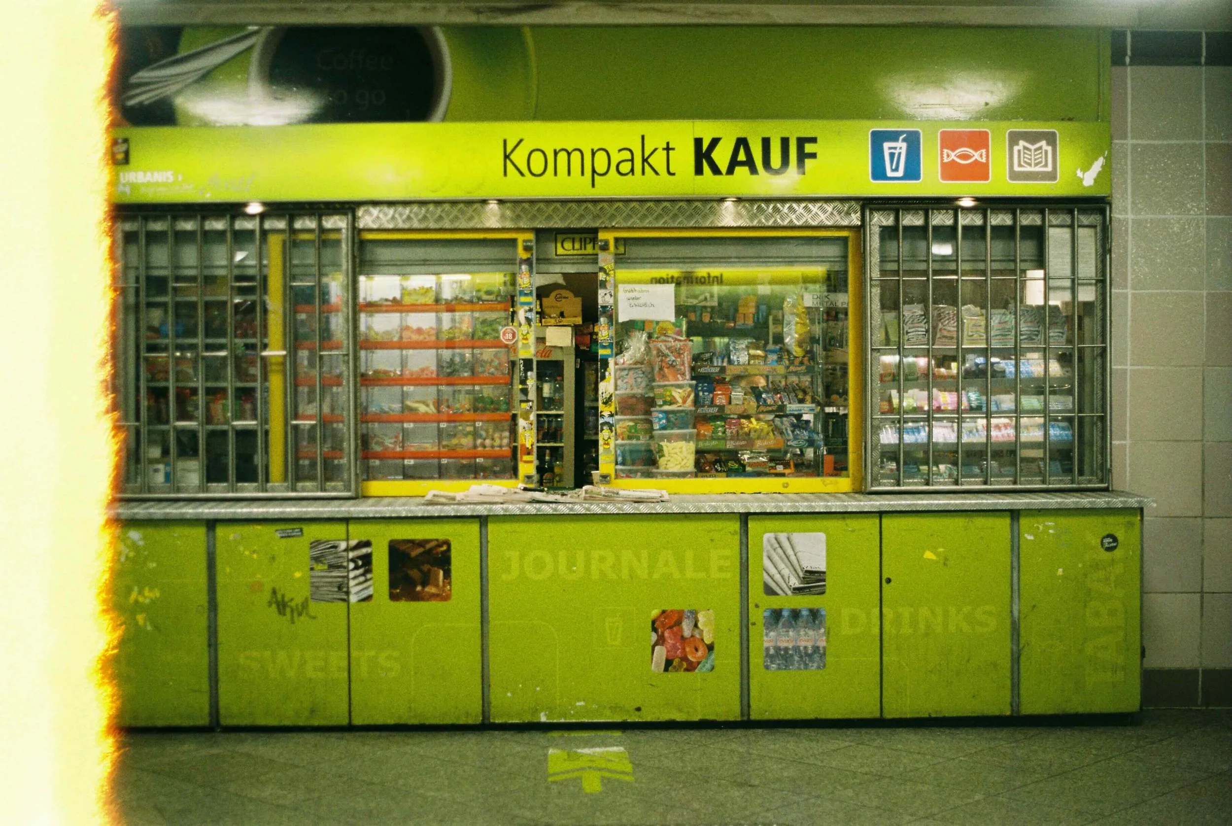 Poster mit dem Motiv des Kompaktkauf Kiosk im Ubahnhof Kottbusser Tor am Gleis der U8