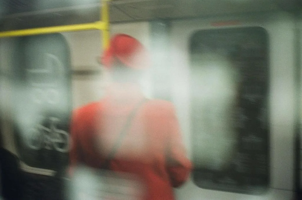 poster-berlin-ubahn-frau-rot-gekleidet-reflektion.jpg