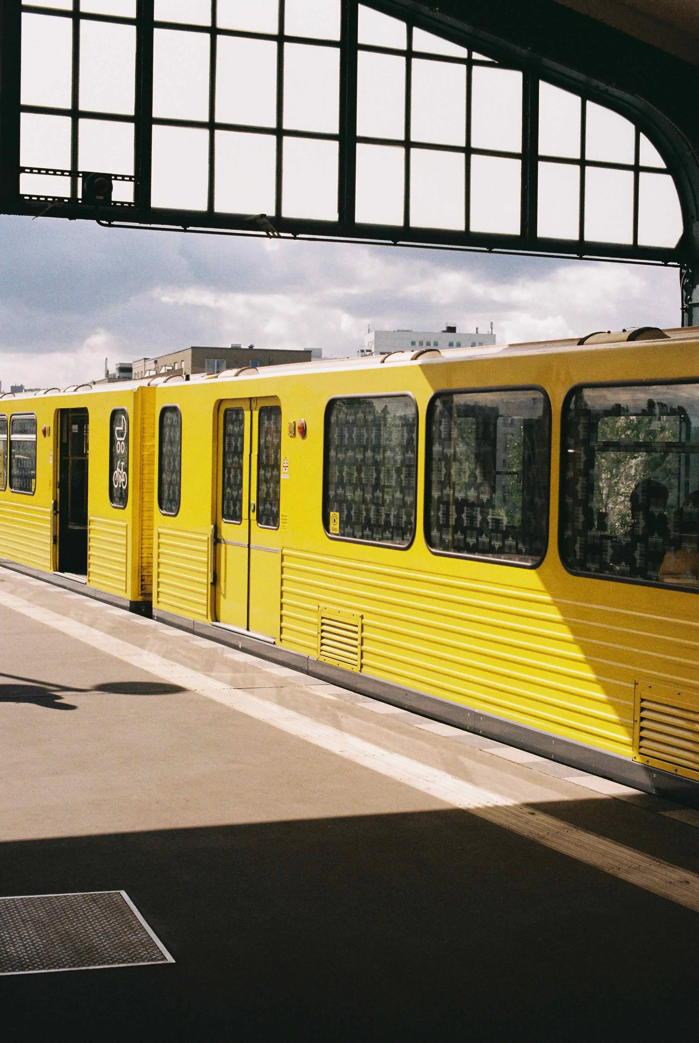 poster-ubahn-gleisdreieck-schatten-berlin.jpeg