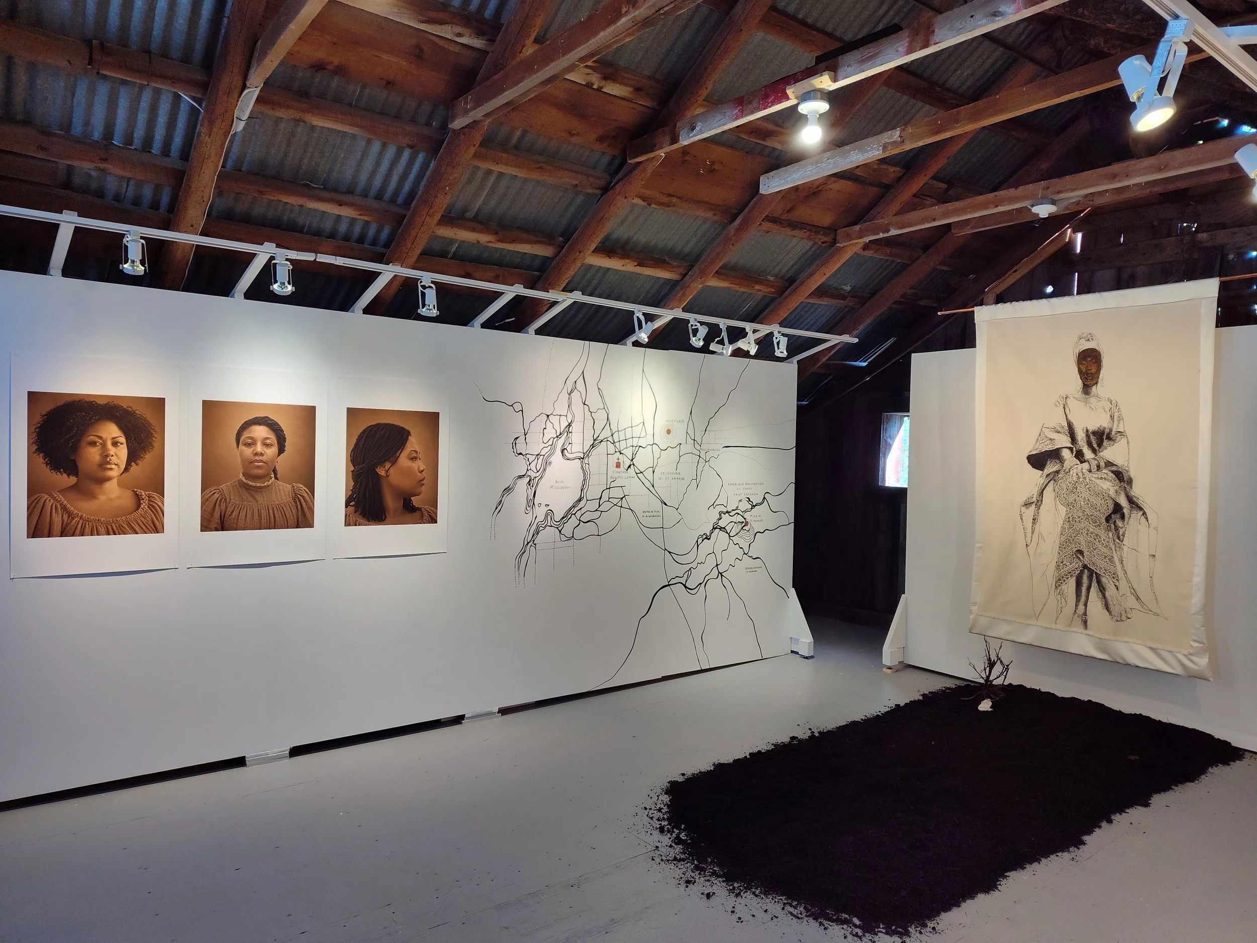 Osrane Ne Nsoroma, 2026, fusaain et collage sur canevas de coton, terre, branches et plâtre. // PRÉSENTÉE à Adélard, "Faire partie du paysage" du 19 septembre au 2 novembre 2026. Photographiée avec une oeuvre de Michèle Magema. // Cette œuvre réfère 