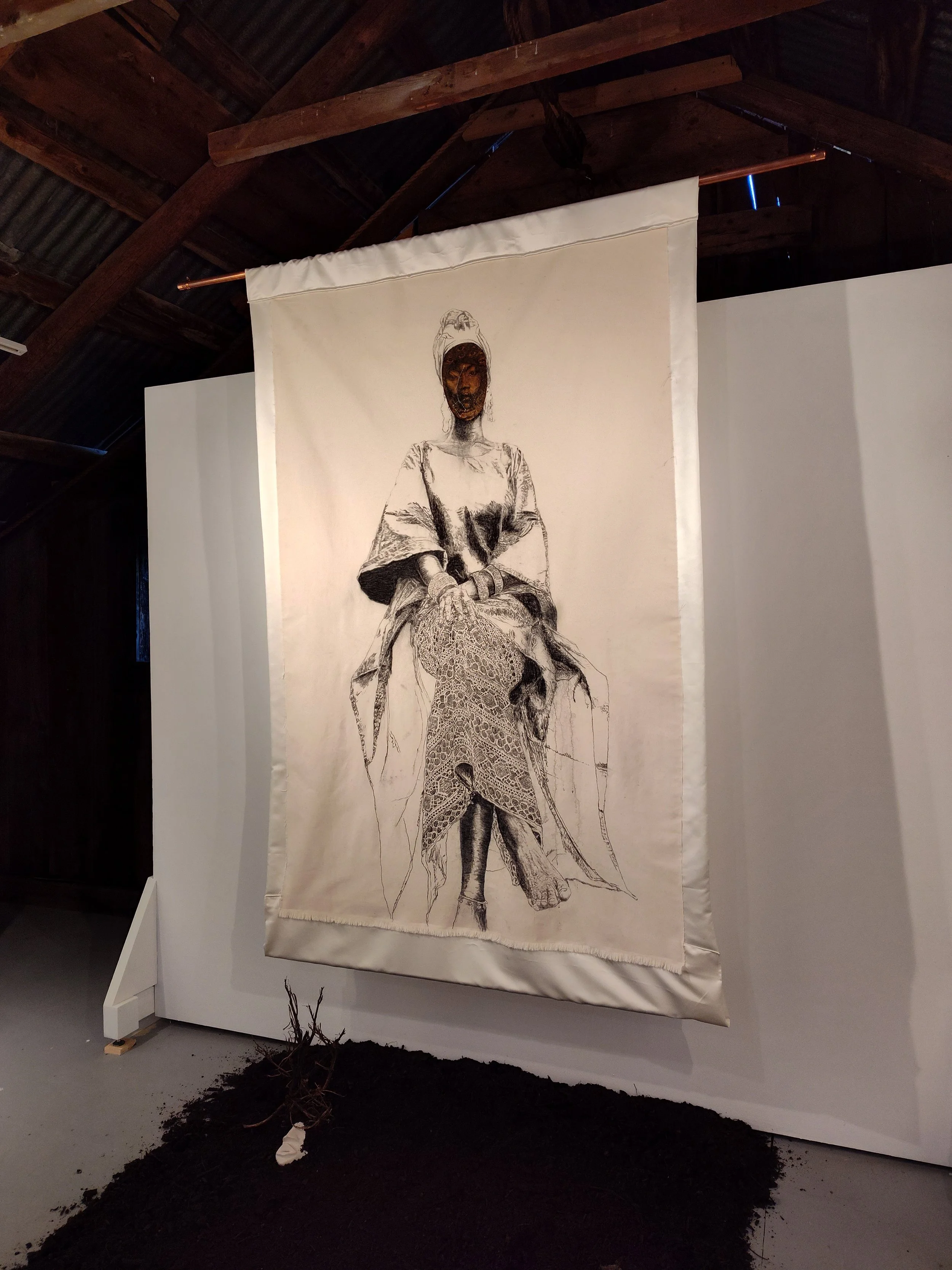 Osrane Ne Nsoroma, 2026, fusaain et collage sur canevas de coton, terre, branches et plâtre.

PRÉSENTÉ à Adélard, "Faire partie du paysage" du 19 septembre au 2 novembre 2026.