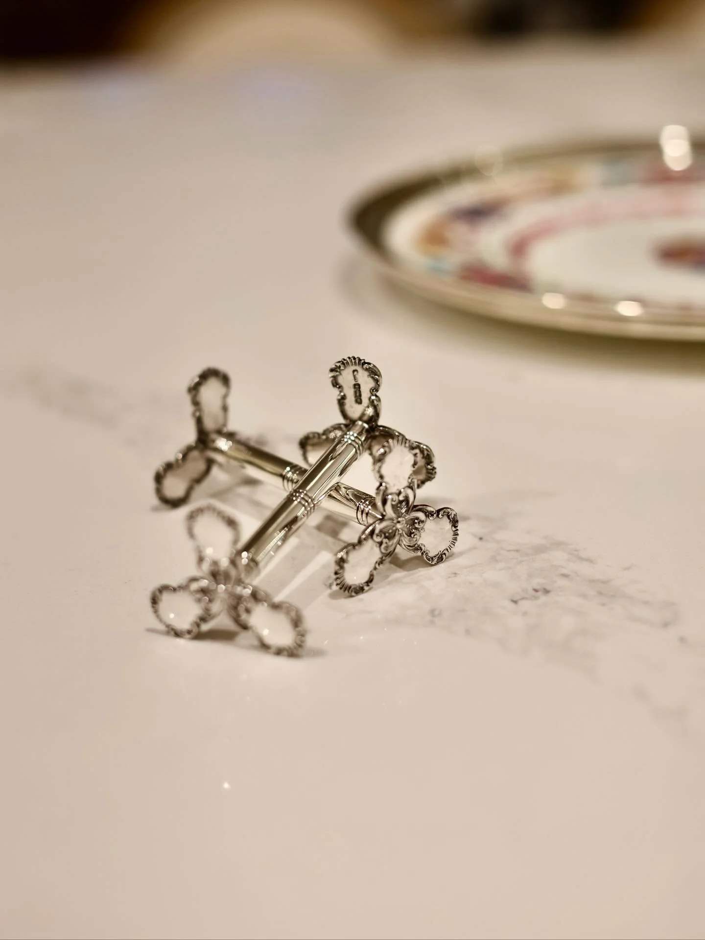 Add a touch of classic refinement to your dining experience with these exquisite English silver knife rests. Finely crafted with intricate scalloped detailing at each end and a smooth, polished crossbar, they evoke the grace and sophistication of tra