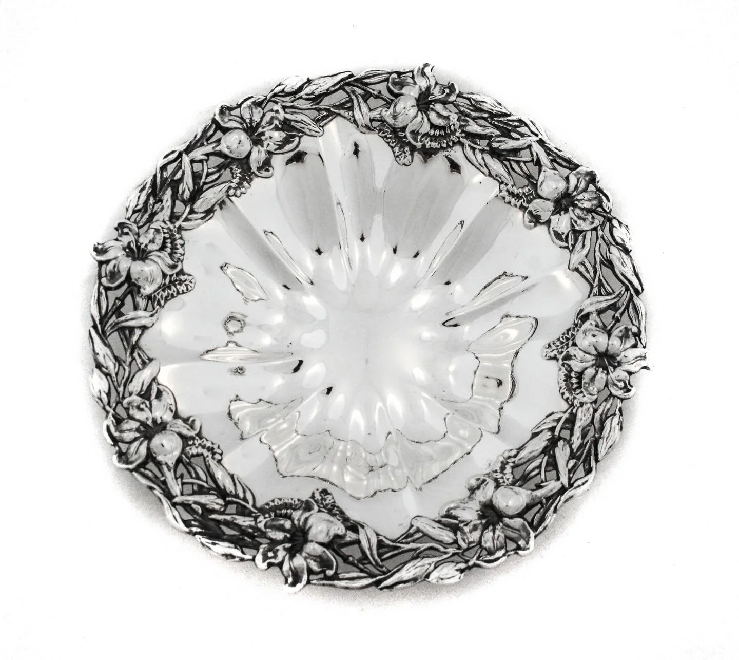 This Art Nouveau sterling silver bowl is a superb example of early 20th-century decorative silverwork, where form, nature, and craftsmanship are brought into perfect harmony.
The bowl is designed with a softly undulating, lobed body that flows outwar