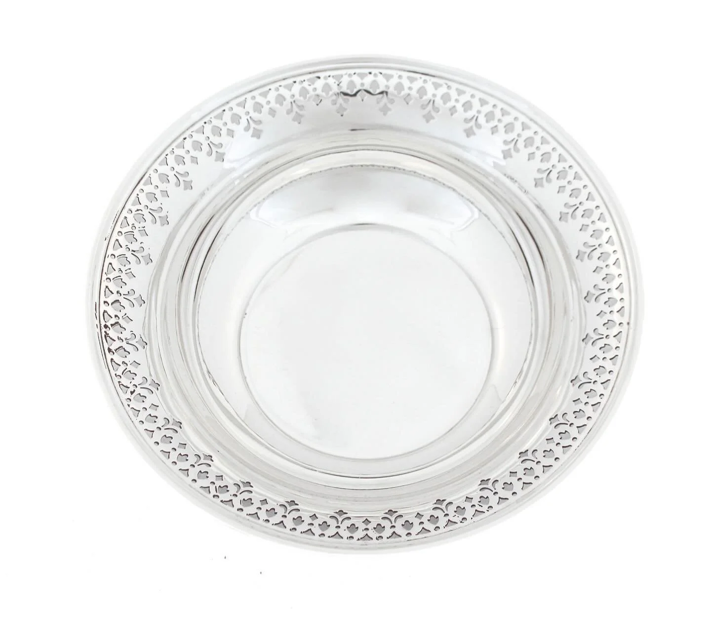 A timeless Tiffany &amp; Co. sterling silver bowl&mdash;where craftsmanship meets quiet grandeur. ✨
Featuring an exquisitely pierced gallery rim with repeating trefoil and foliate motifs, this elegant bowl is both decorative and functional, designed 