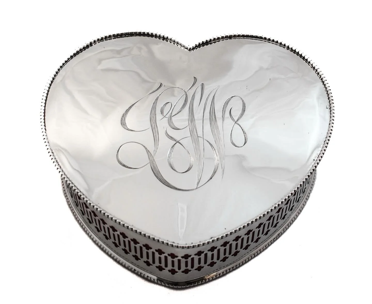 Some gifts are opened once.
Others are opened for a lifetime.
This sterling silver heart jewelry box is exactly that kind of piece.
Crafted in solid sterling with elegant pierced detailing around the sides and a delicate beaded rim, it strikes that p