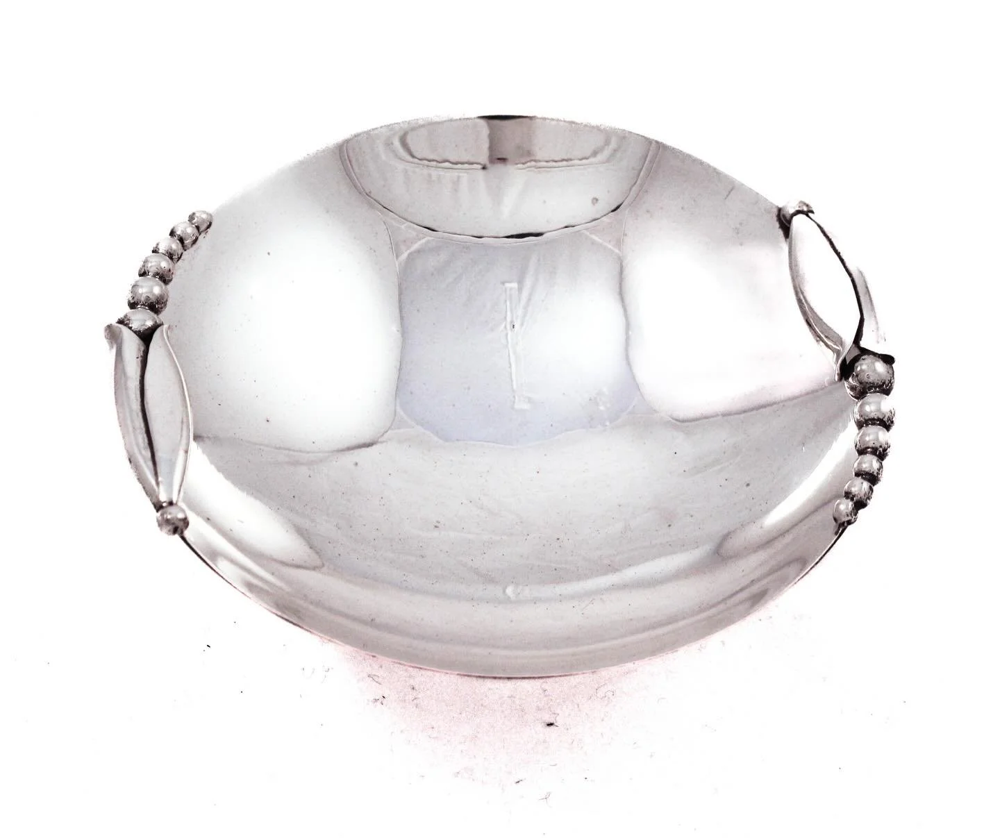 A piece like this reminds you why Cartier never needed to shout.
A beautifully sculpted sterling silver candy dish, raised on an elegant openwork pedestal and finished with Cartier&rsquo;s signature restraint. The subtle hand-applied detailing along 