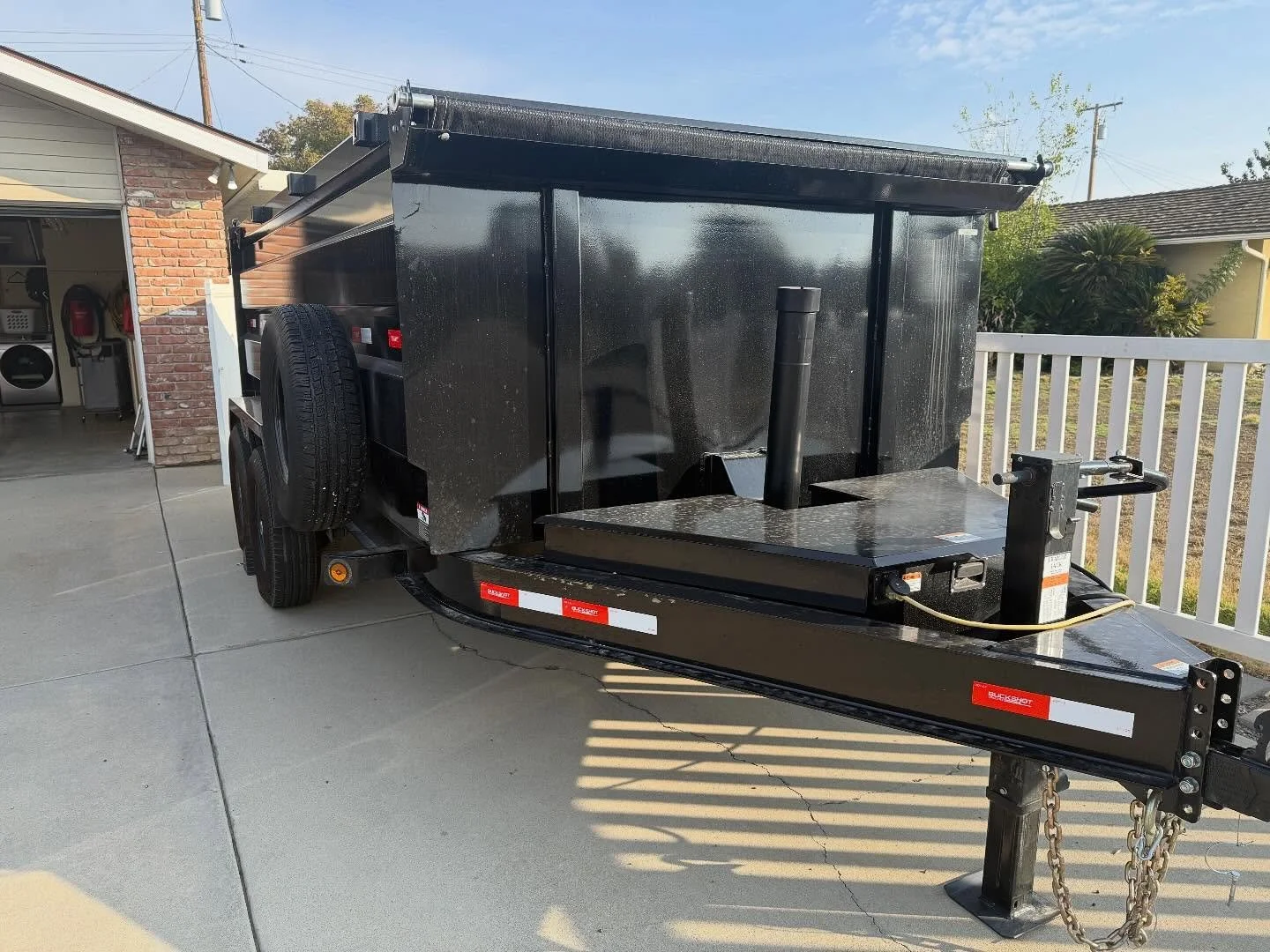 🏁We have a trailer available for self-fill today and tomorrow! DM us if you need this bad boy sitting in your front yard for a couple days to clean out your garage or backyard! We drop it off, you fill her up, we pick it up, and 2 tons of scale wast