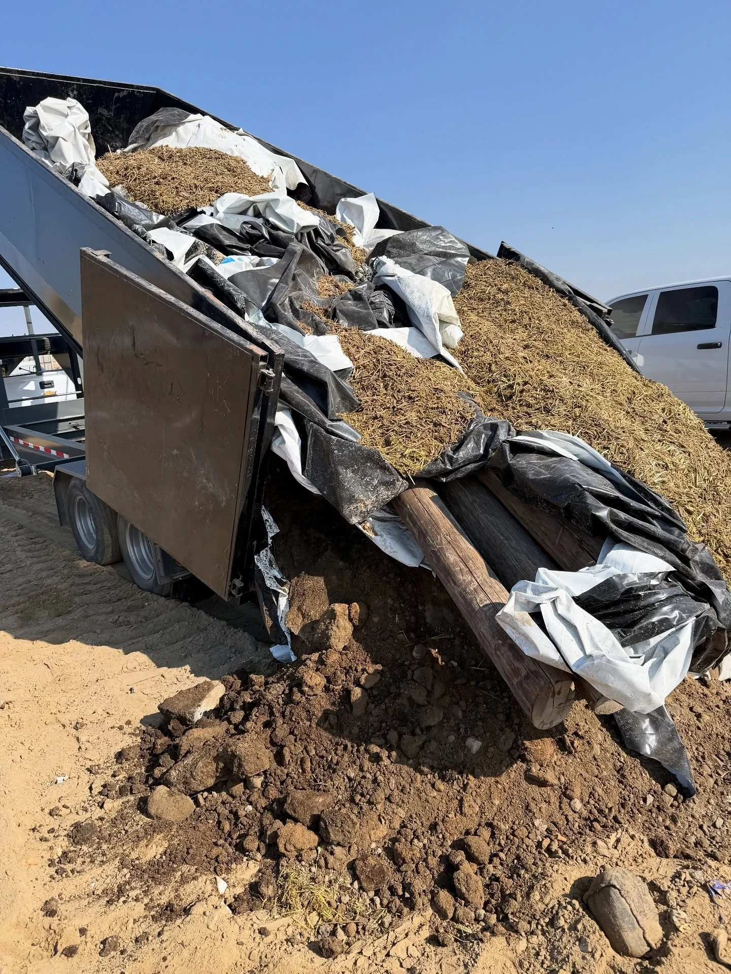 Heavy dump on this fine Wednesday! Can you guess the total weight of this load? Comment below ⬇️⬇️⬇️