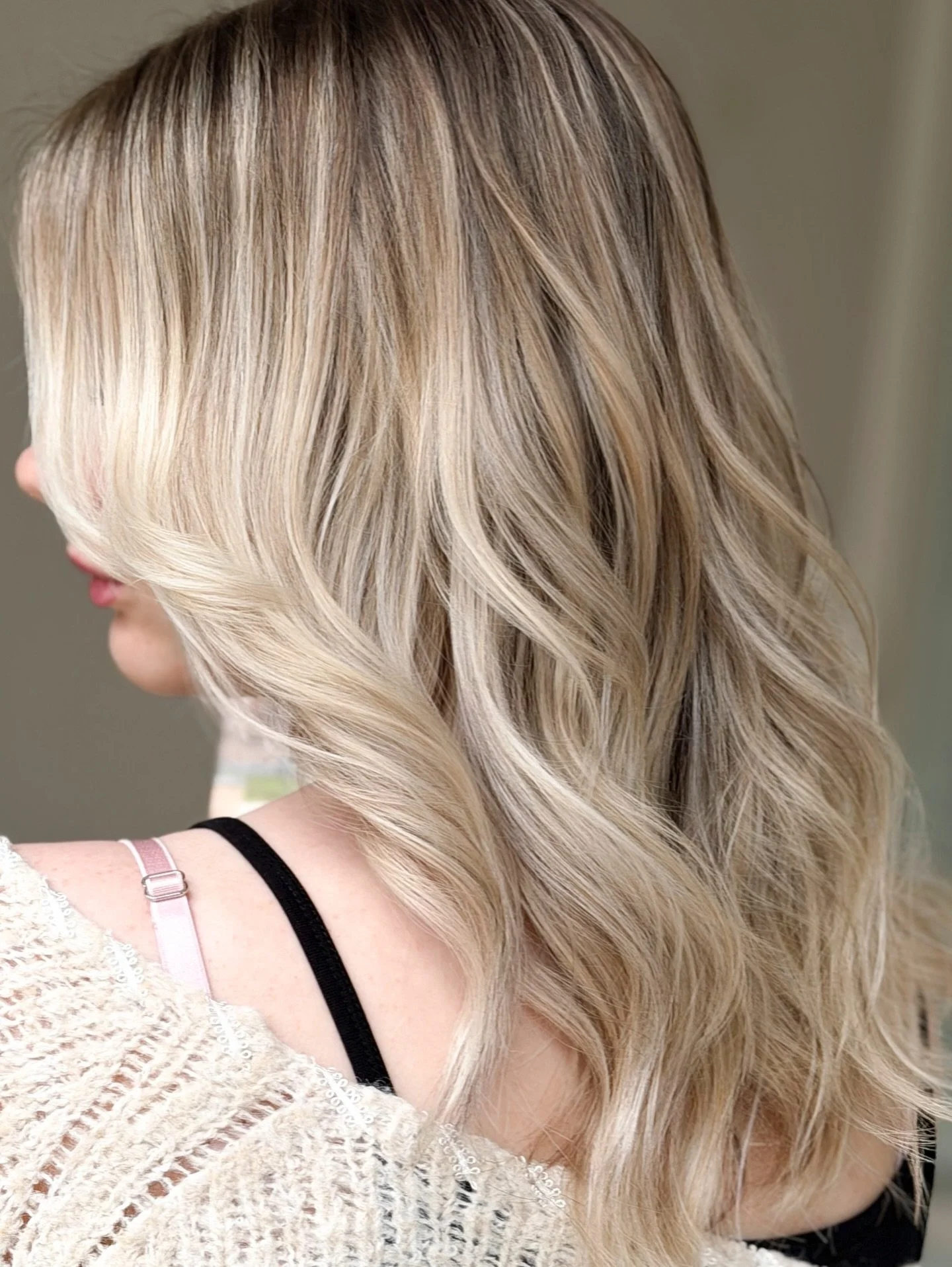 ✨Every blonde is personal✨

The brightness.
The depth.
The dimension.

This is how I create blonde.

Not by lifting everything lighter,
but by building contrast with intention.

She has cool undertones and natural contrast.
So I corrected the warmth,