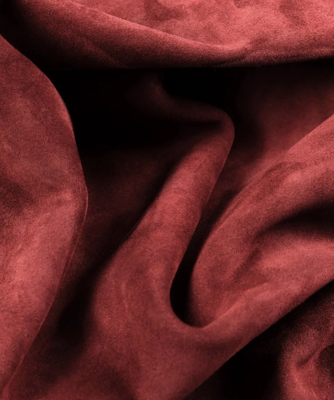 Tissu rouge enroulé avec des plis et des ombres.