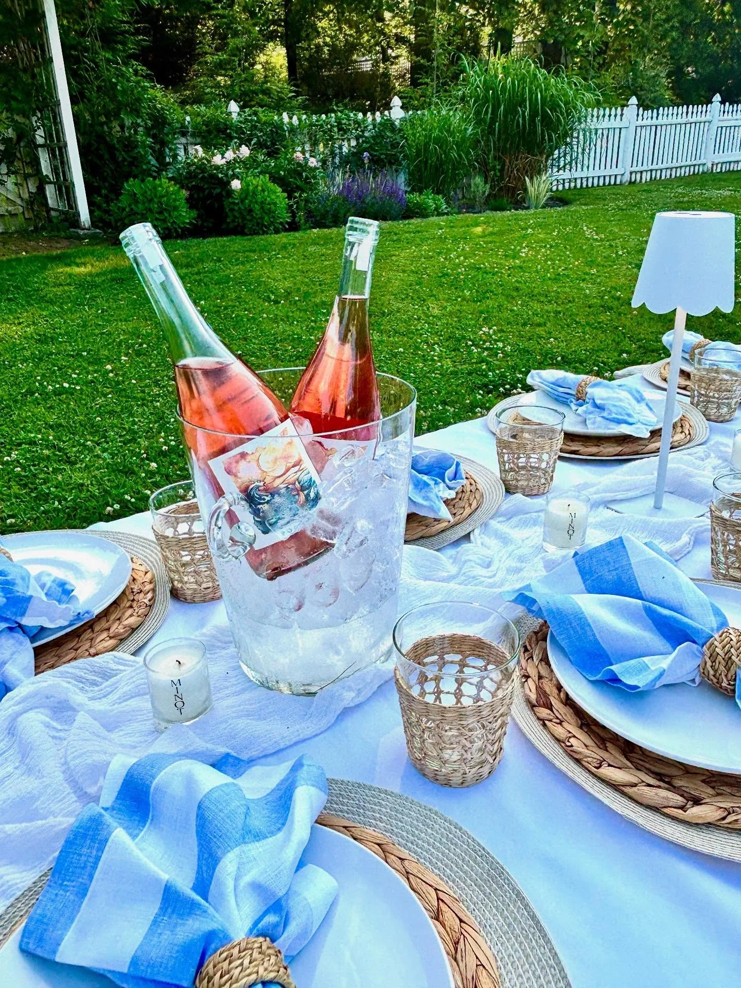 Sending sunny weekend vibes to the weather gods. Hoping for another day like this. Sharing our Pocomo Ros&eacute; with old and new friends with some delicious bites from @clandestinekitchen.
Our Malbec ros&eacute; is juicy with flavors of grapefruit 