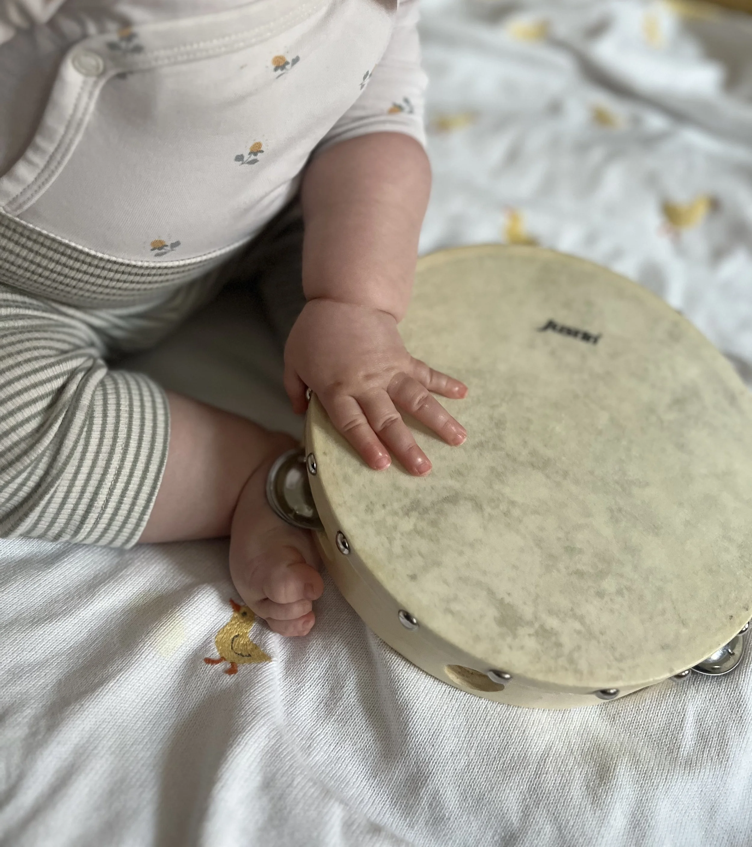 Baby mit Tamburin