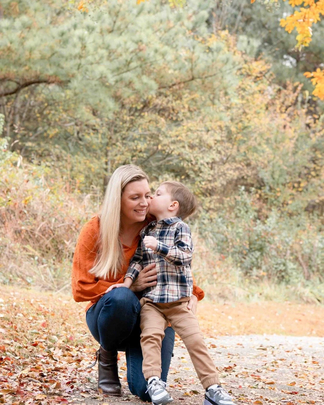 There&rsquo;s something magical about this season &mdash; the colors, the chill in the air, and the way love feels even warmer. 

#richmondphotographer #midlothianfallphotography #shortpumpphotographer