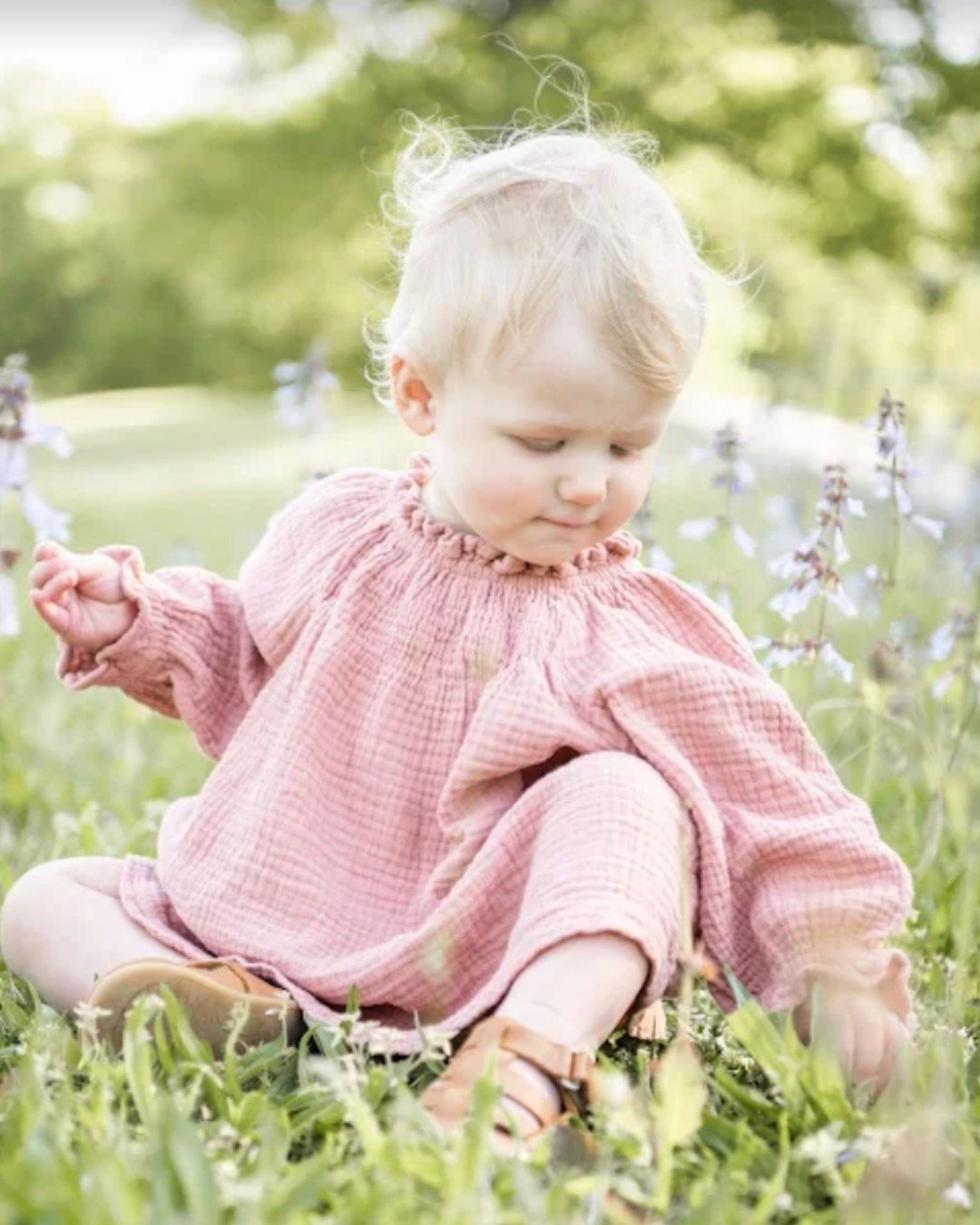 Little moments like this are my favorite.

Toddlers rarely look at the camera, and honestly, they don&rsquo;t need to.

Some of the sweetest photos happen when children are simply exploring the world around them&hellip; touching flowers, discovering 
