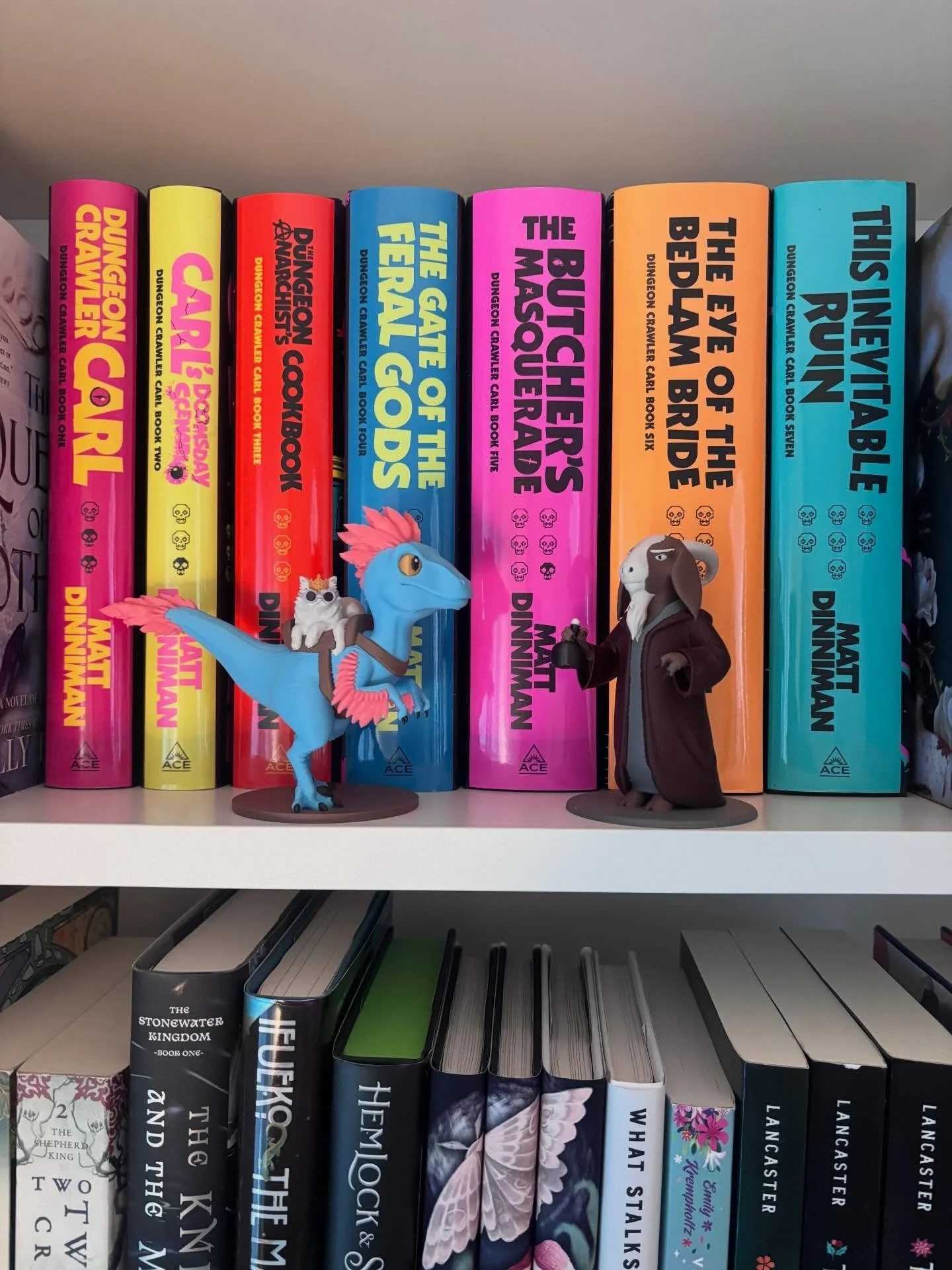 I&rsquo;ve never loved bookshelf decor more than I love these two. Plus, I finally have Dungeon Crawler Carl shelf trophies!! This has truly become my favorite series (tied with Emma M Lion&hellip;yes, they are VASTLY different 😂). I&rsquo;m not qui