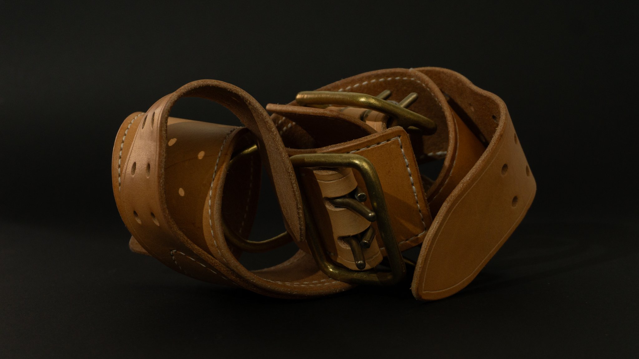 Ankle Cuffs.
3.5mm thick, machine-sewn vegetable-tanned leather, crafted to withstand great forces while staying incredibly comfortable. The brass hardware between the leather layers ensures durability without compromise.