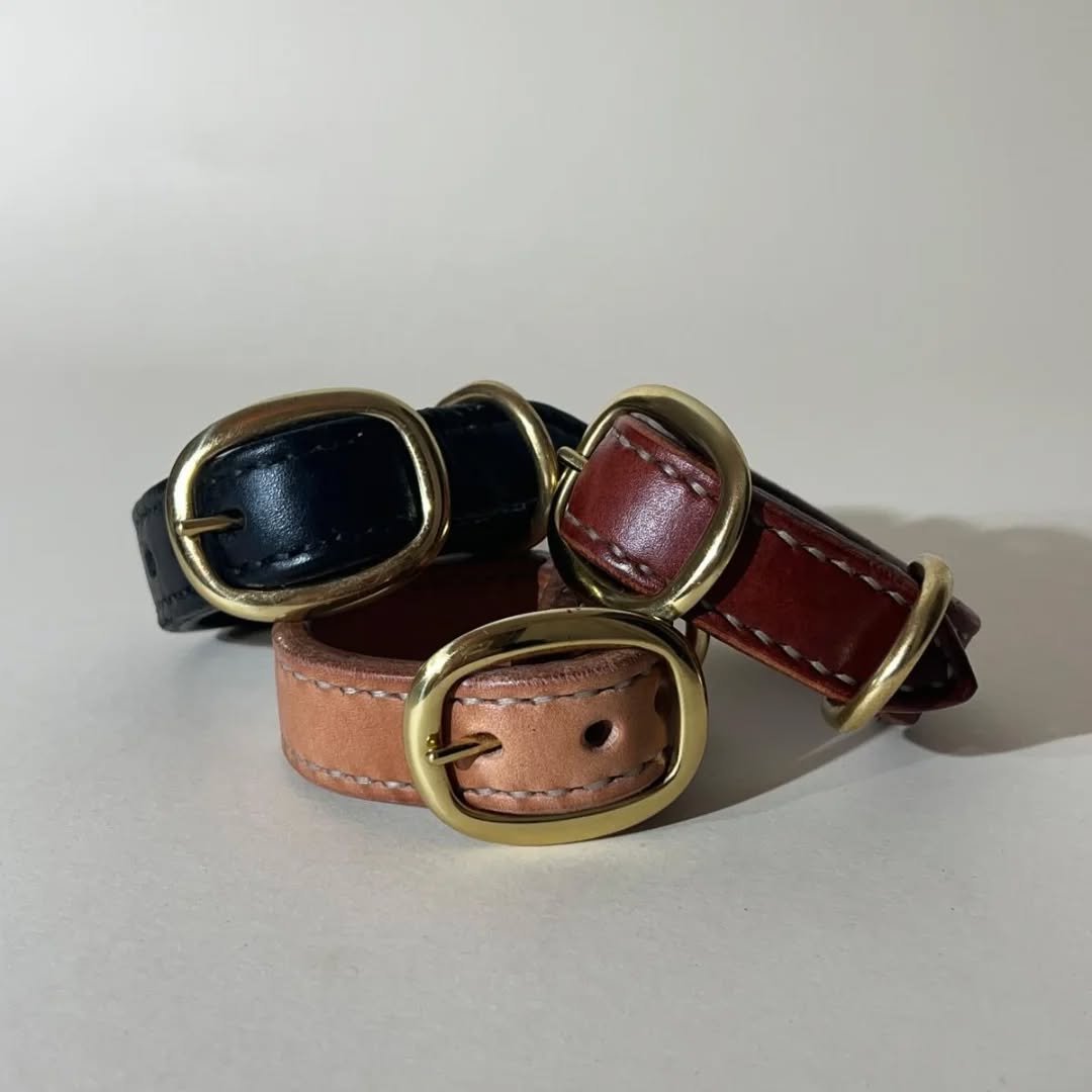 Cuffs.
Two layers of 2,4-2,6mm veg. tanned leather, saddle stitched around the edges with a D-ring between both layers.
The strong build of these cuffs allows them to withstand considerable amounts of force, however a smooth and ,free of strap end, i