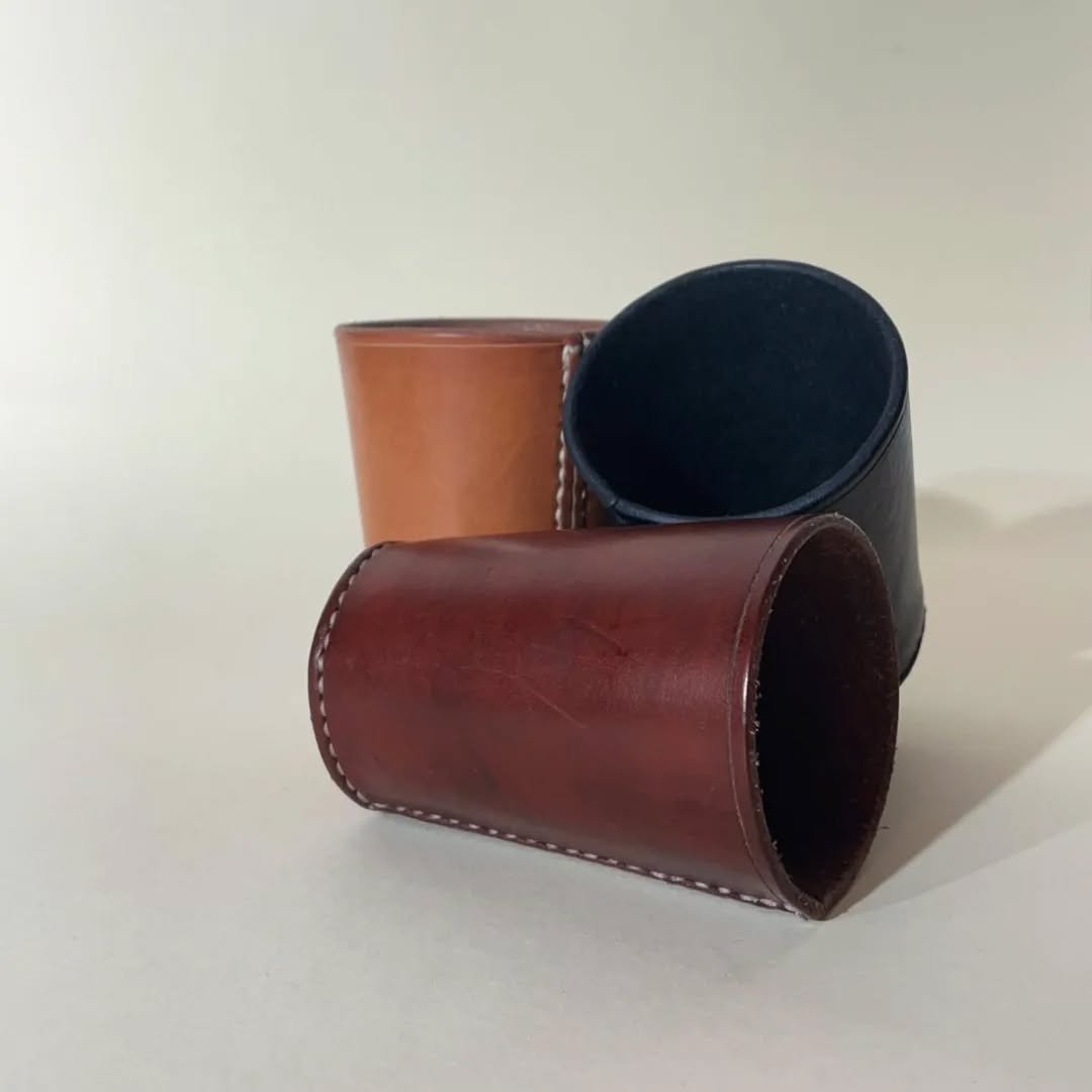 Dice Cups.
Hand stitched, one layer of leather burnished on the inside.
Simple but sturdy...