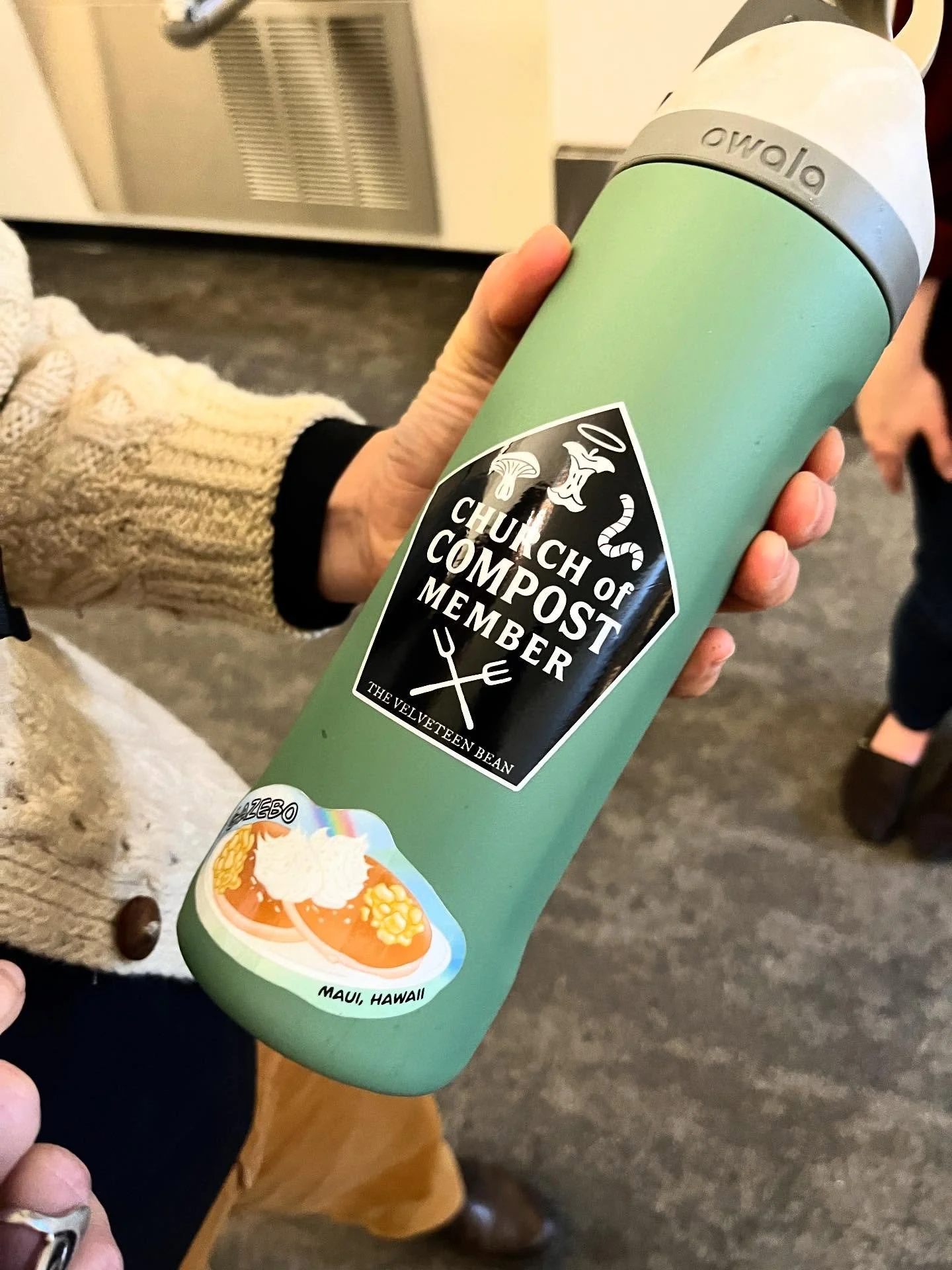 hello 👋 If you&rsquo;d like very infrequent, mostly misspelled, never monetized emails about Worm Choir/Church of Compost and what&rsquo;s going on with The Velveteen Bean - Sign up in link in bio, I sometimes send real, actual mail, too! wow!🤩