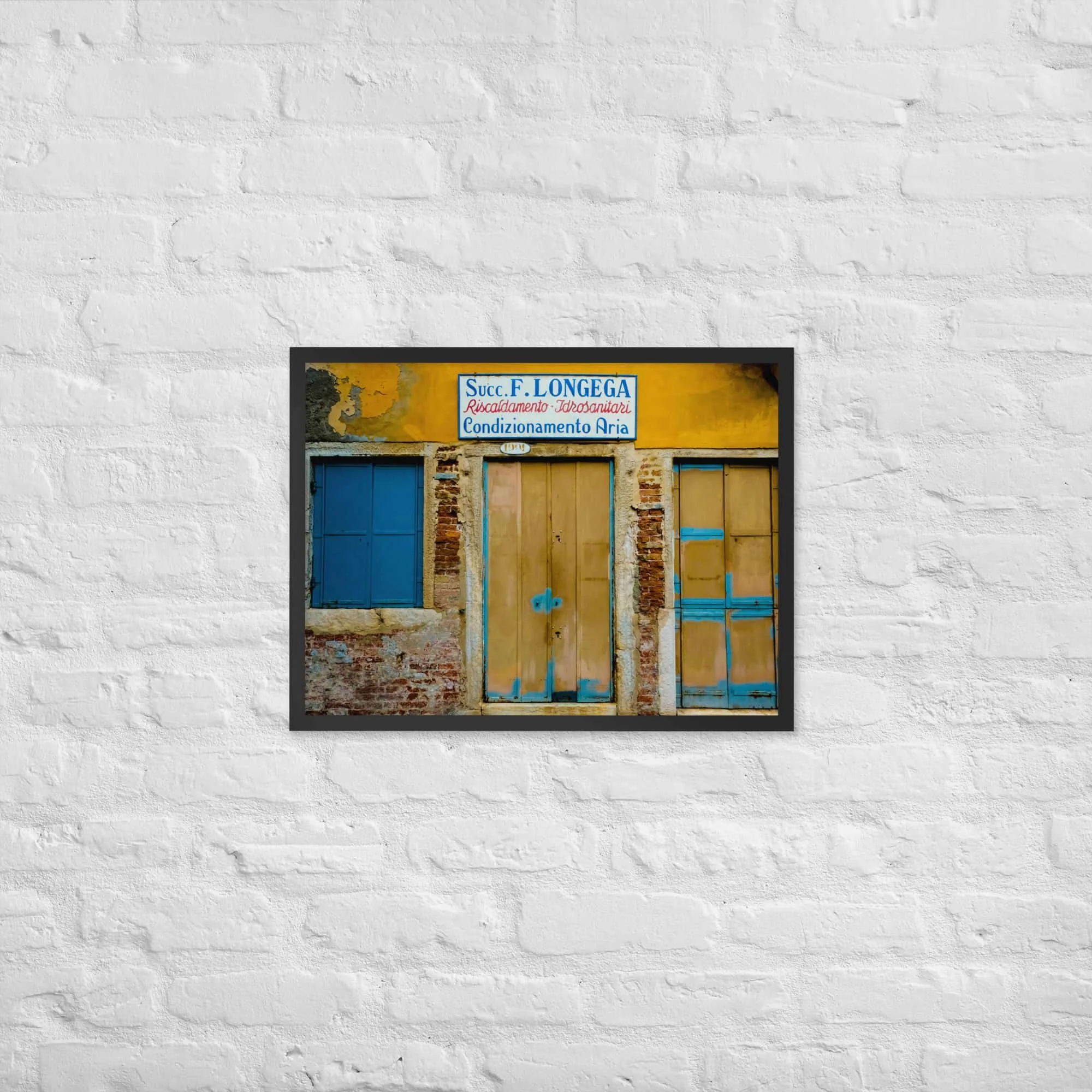 Detailreiche Street Photography mit verwitterter Türfront in Blau und Gelb aus Italien – Kunstprint in 45 × 61 cm
