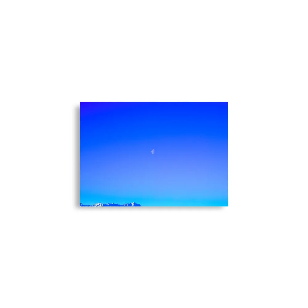 Ästhetisches Poster – 42×59,4 cm Mond am farbigen Himmel über Bergpanorama