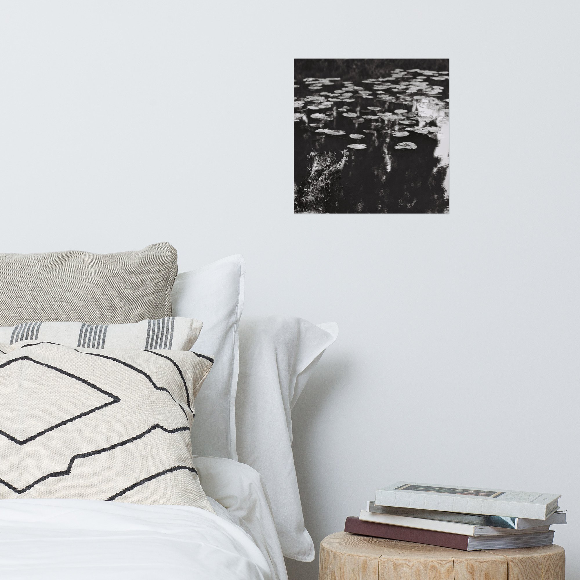 Schwarz-Weiß Bild mit schwimmenden Wasserlilien – 35×35 cm Kunstdruck für moderne Wanddeko