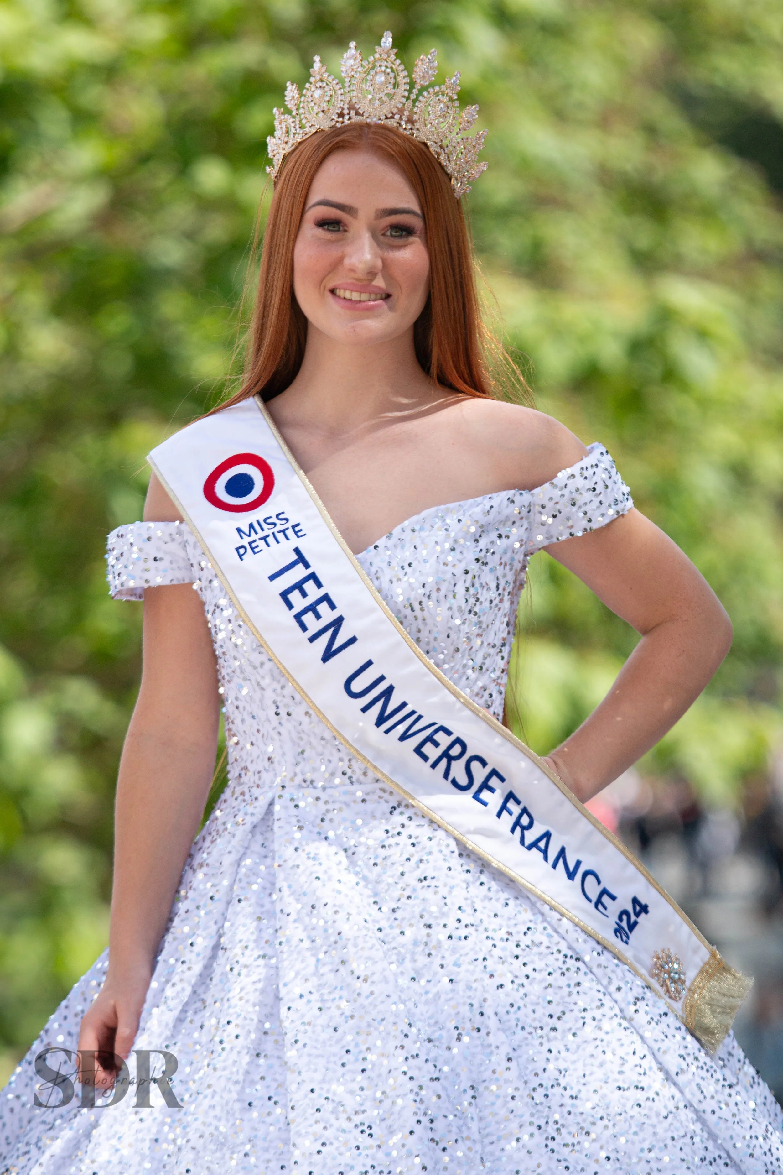 Femme portant une couronne et une écharpe "Teen Universe France 2024".