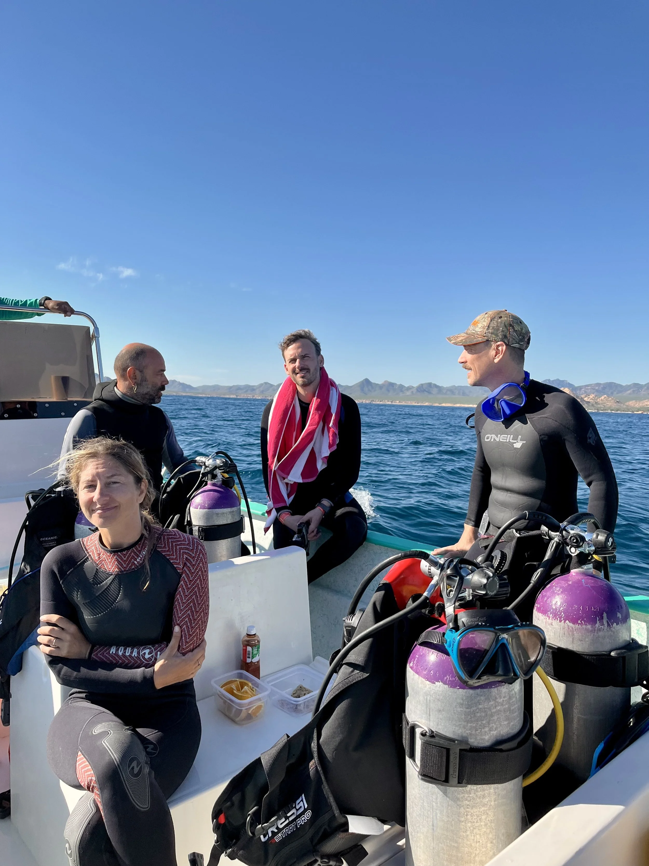 Group of divers in Cabo Pulmo National Park. Grupo de buzos en el Parque Nacional Cabo Pulmo.