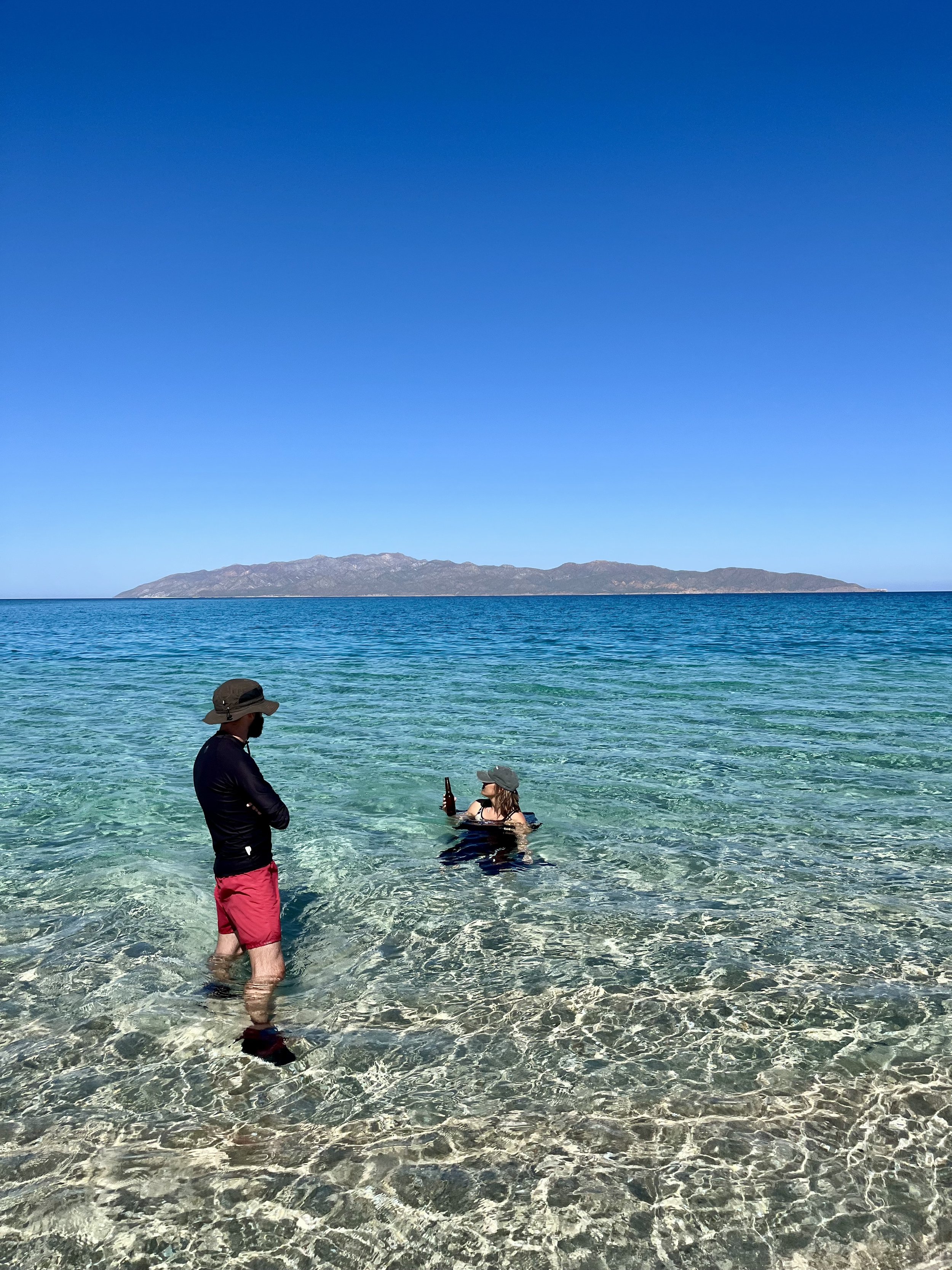 Lunch during Sea safari at Punta Arena Beach, Baja California Sur. Almuerzo durante Sea safari en playa Punta Arena, Baja California Sur.