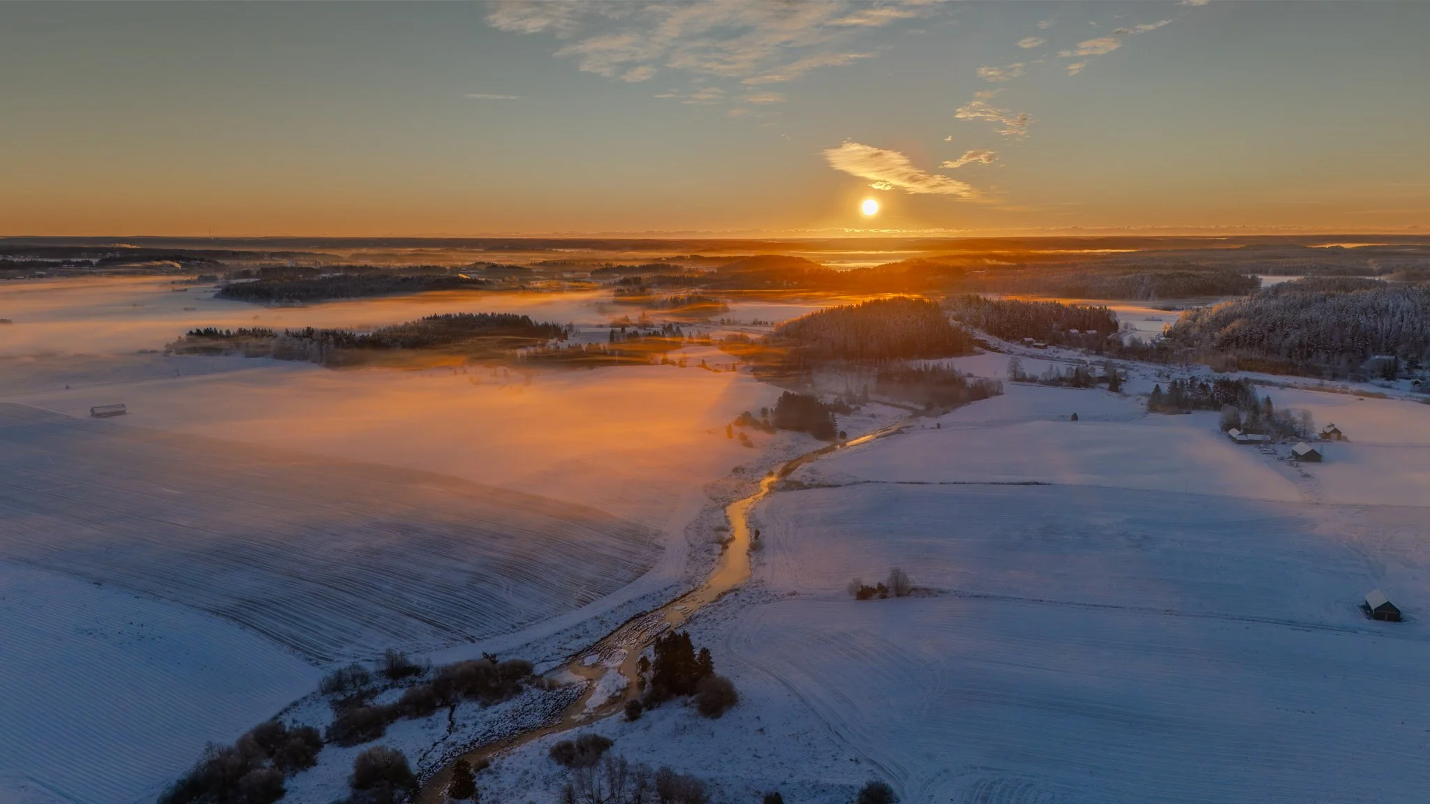 Sumuinen auringonnousu Varsinais-Suomessa.jpg