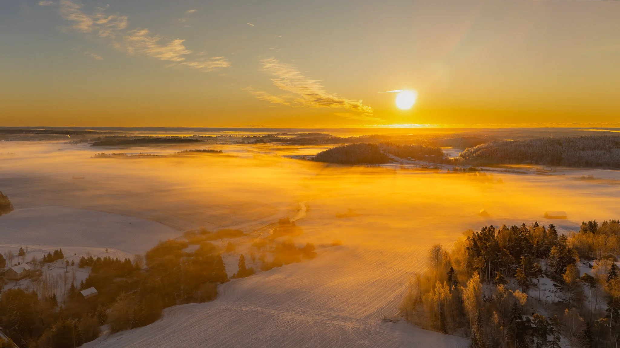 Sumuinen auringonousu Varsinais-Suomessa.jpg