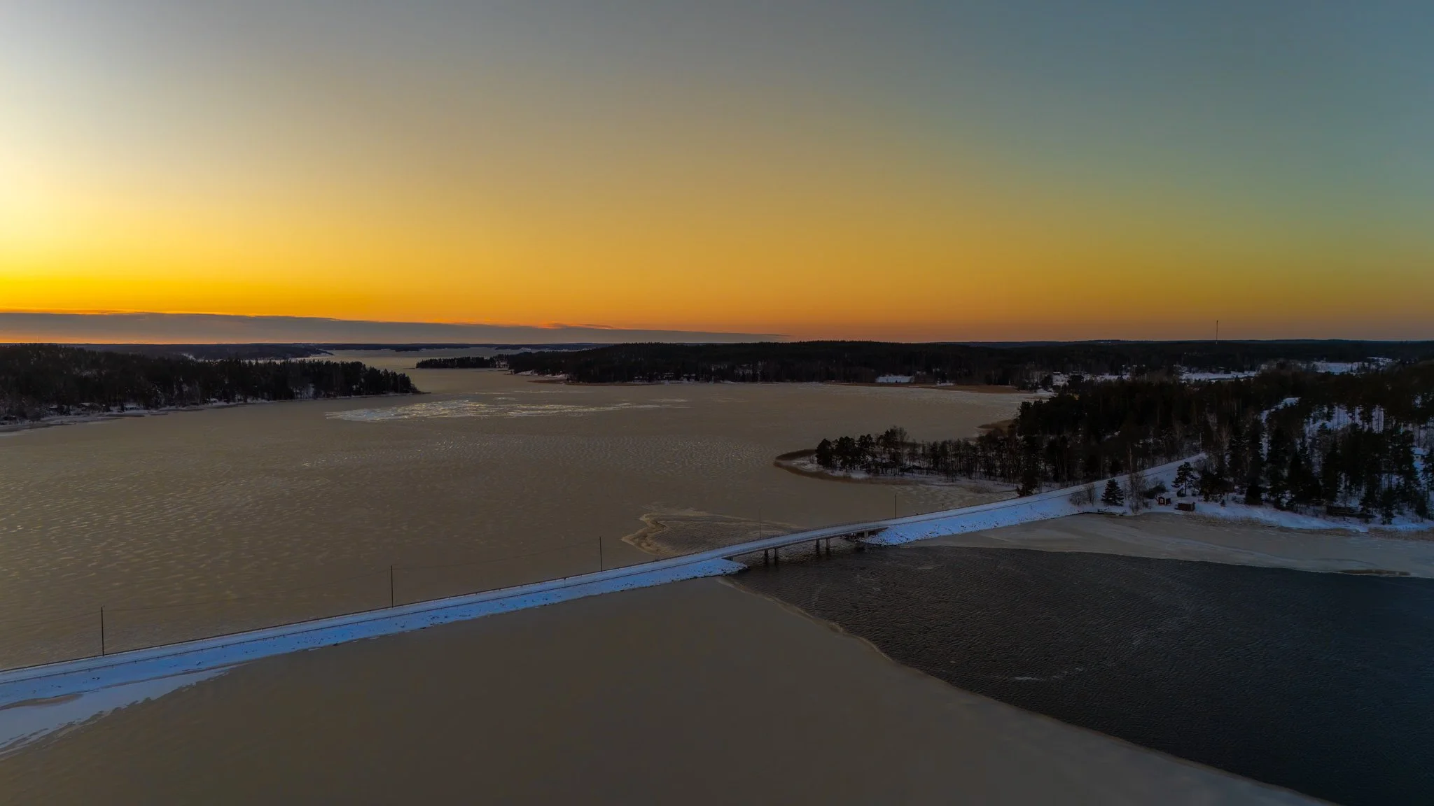 Rauhallinen auringonnousu saaristossa.jpg