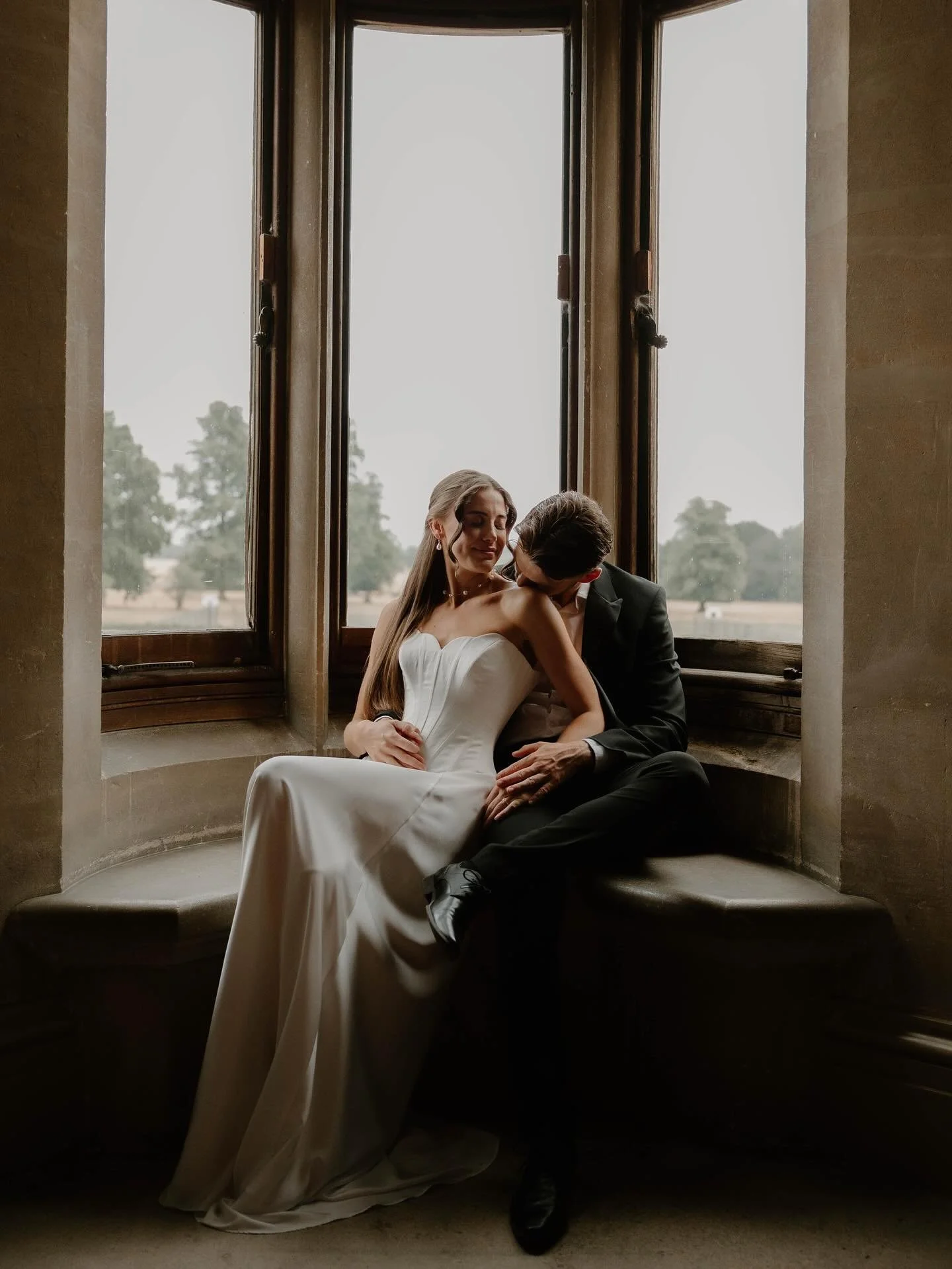 The evening before ✨

This is what 10 minutes of couple portraits straight into Sarah &amp; Daniels welcome dinner the night before their wedding looked like 🖤beautifully intimate &amp; relaxed, soaking up all the time with their guests while also p