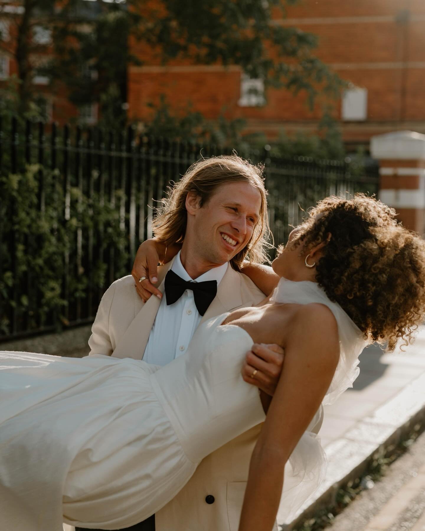 A chic summers wedding in London. The brief &ldquo;No prompts. No poses. Just Amanda, Leo, their friends &amp; family documented exactly as they are.&rdquo; My favourite kind of day.

Venue: @thehackney.co 

#londonwedding #londonweddingphotographer 