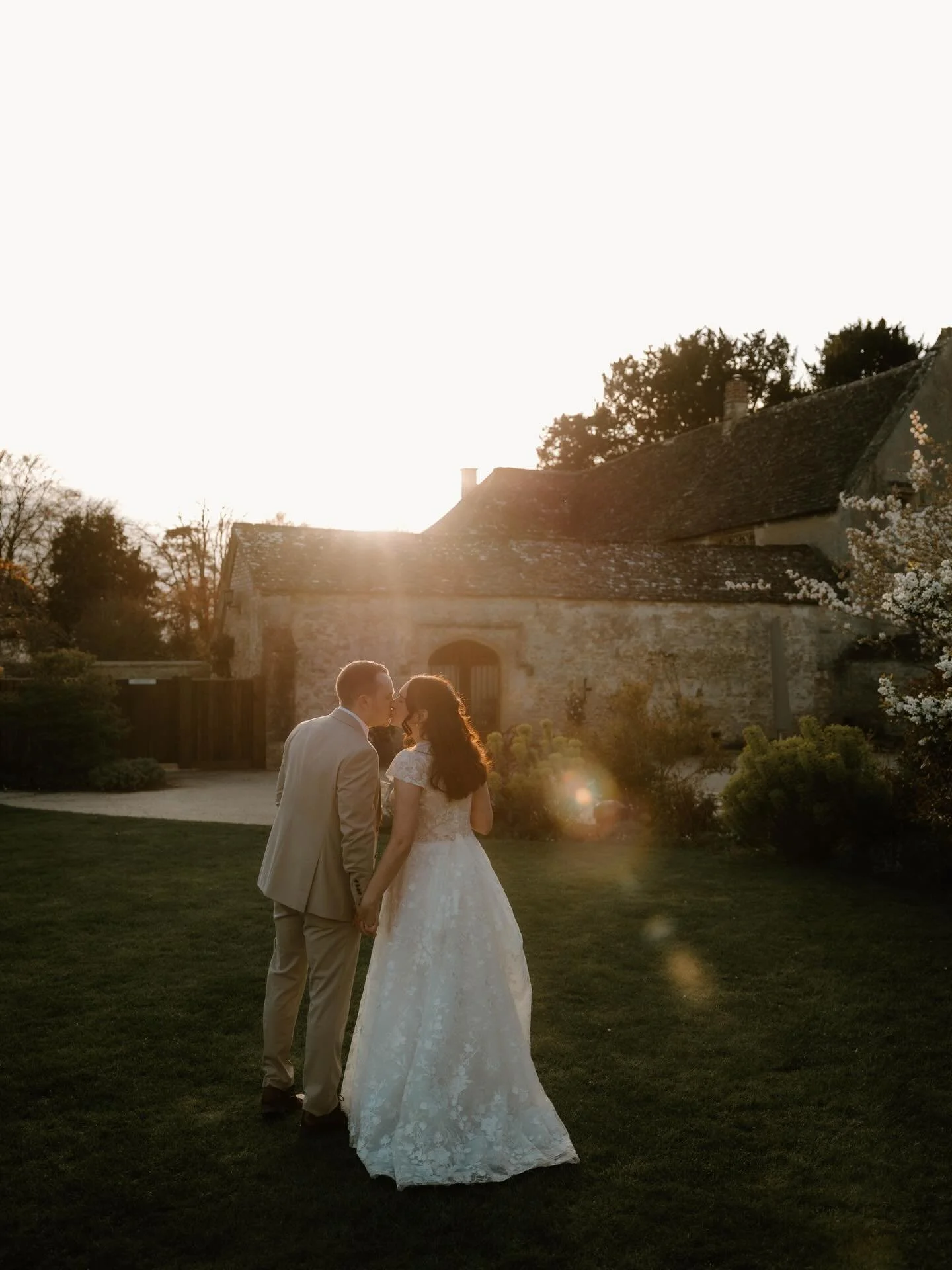 A glowy golden hour at the gorgeous Caswell House for Soph &amp; Ryan✨

A small handful of their sneak peeks, ready for full delivery in a couple of weeks 🖤

Venue: @caswellhouse 
Bridesmaid dresses: @sixstories 

Wedding Photography | Wedding Photo