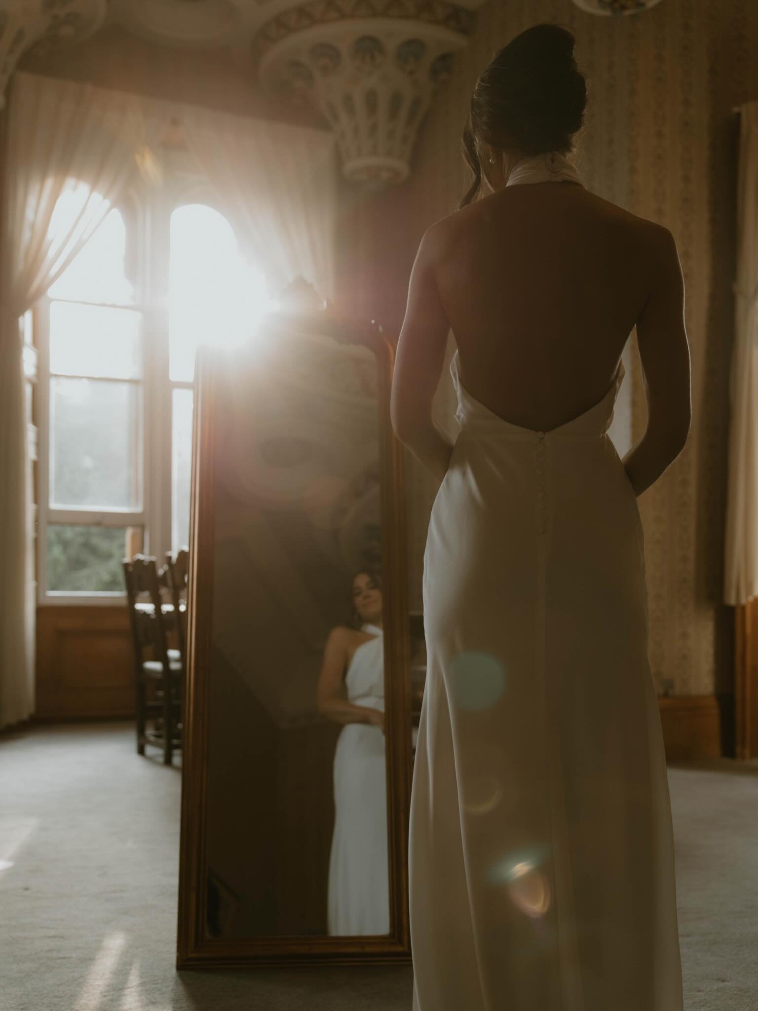 Golden hour, but inside✨♾️ Daniel helping Sarah with her evening outfit change turned into a very unintentional sexy portrait session🖤

Venue: @grittletonhouseevents 
Photography: @sophielouisephotography___ 
Second photographer: @eleanorbryantphoto