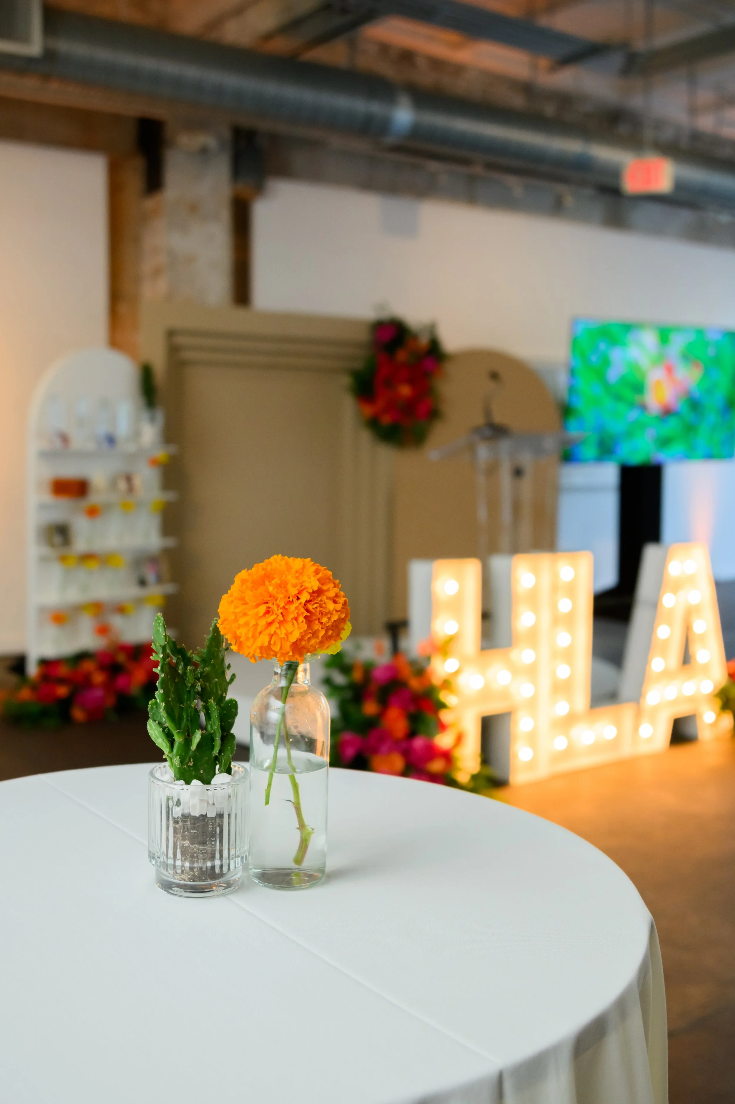 Stage design and decorative event styling at the HLA Avanza Awards, showcasing an elegant awards ceremony setting.