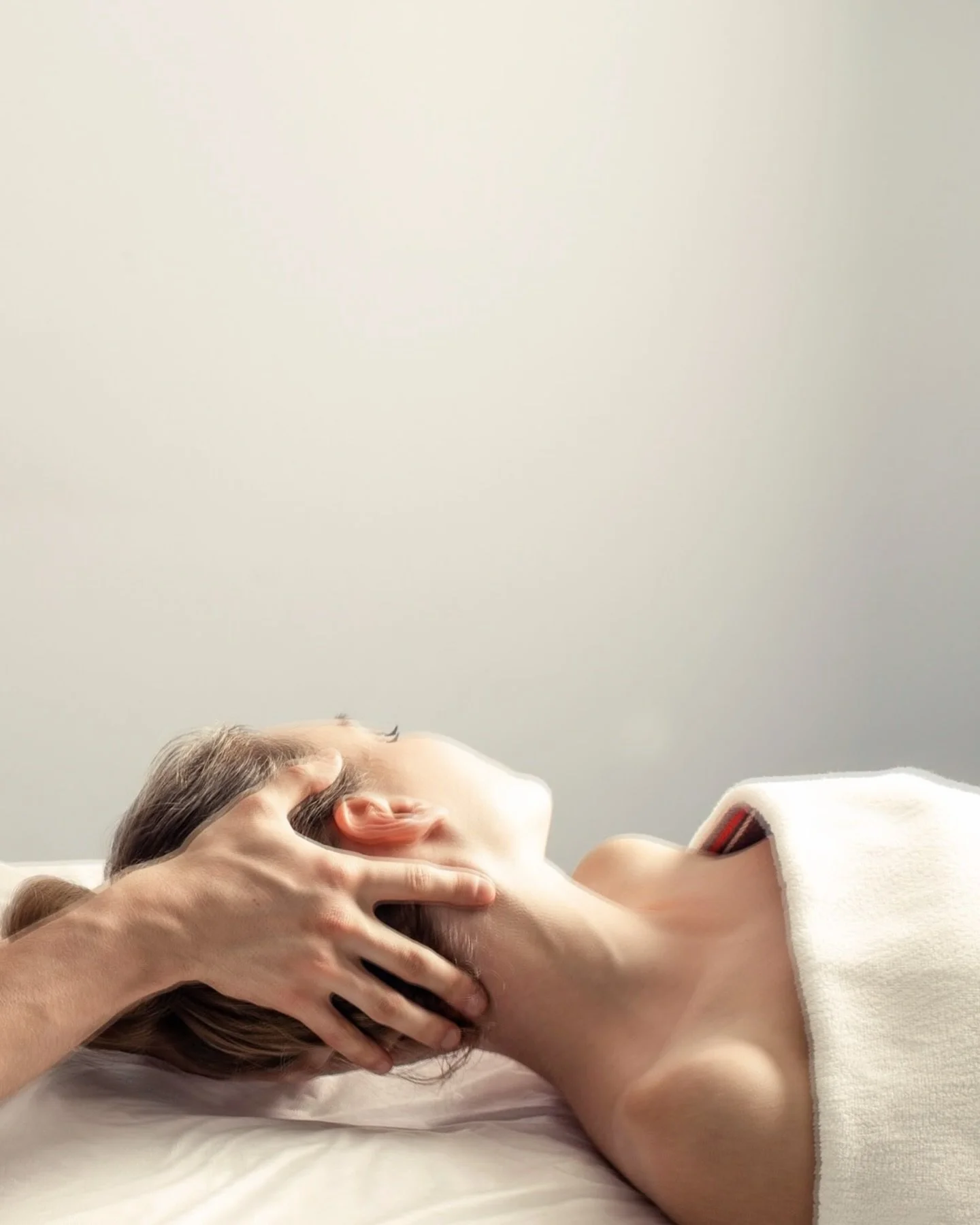 How are you unwinding today? 🌀💆&zwj;♀️🌀 

Tight muscles in your neck, shoulders, and scalp can trigger or worsen headaches. Massage helps relax these muscles, increasing blood flow and easing stress.

You deserve a massage 💆&zwj;♀️