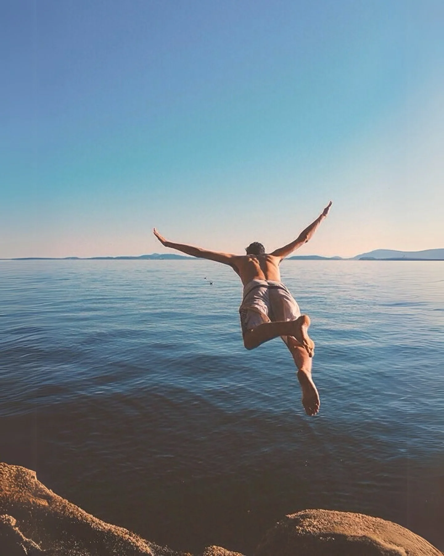 Happy summer solstice! 🌞 
We can help you dive into summer feeling your best ✨ 
Book your massage therapy treatment today! 

#massagetherapy #massage #massagetherapist #wellness #selfcare #spa #relaxation #relax #deeptissuemassage #health #sportsmas