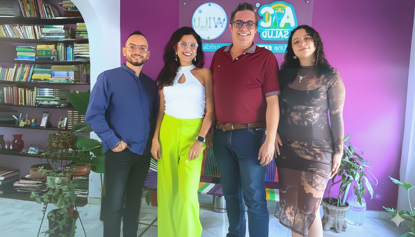 Cuatro personas de pie en una sala con pared morada, son colaboradores de AYC SALUD habilitando servicios de salud