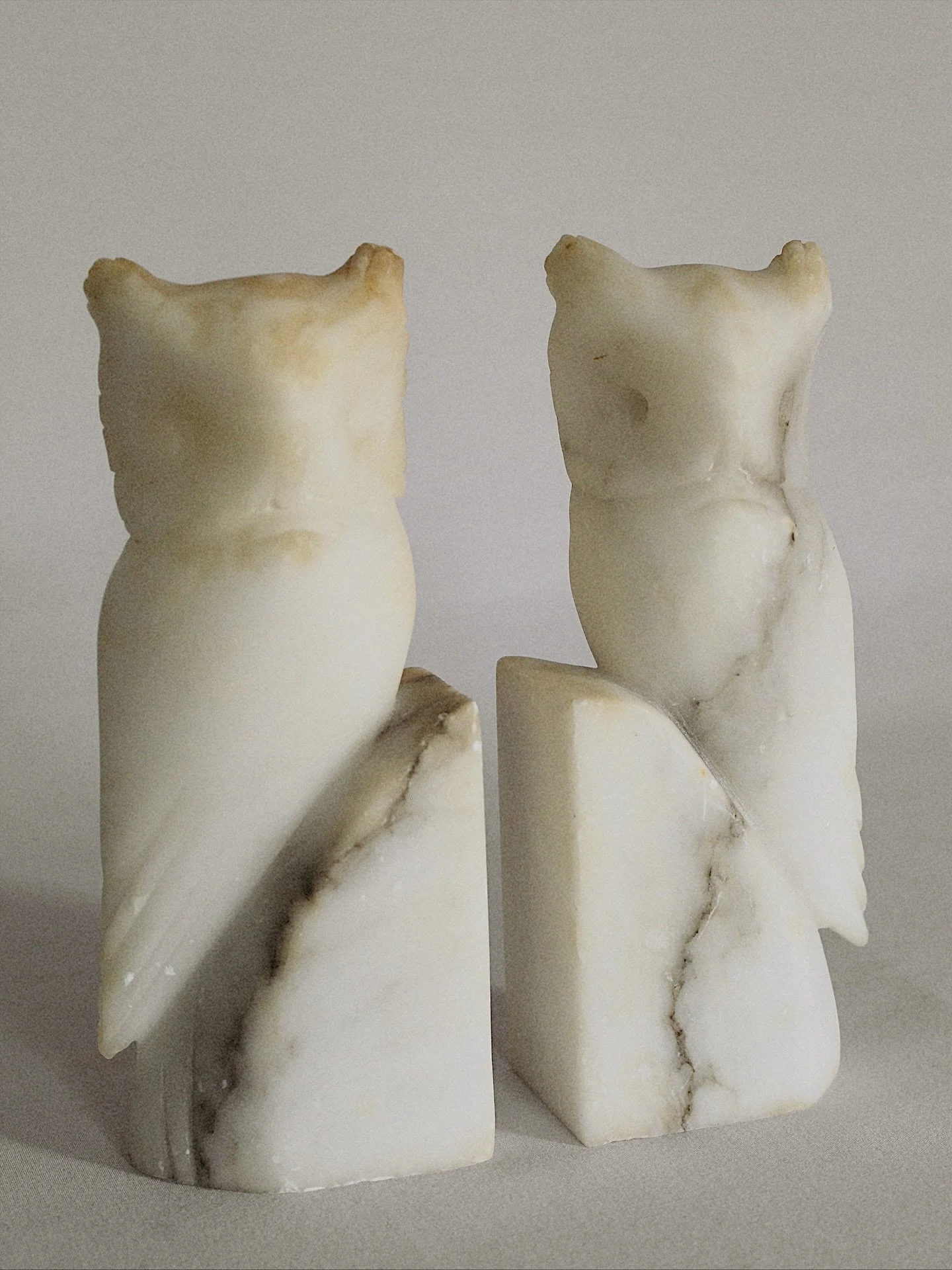 Alabaster anything; immediate add to cart🤍🛒 

Shop at CheckmateHomeInteriors.com

#alabaster #homedecor #vintagedecor #vintagehome #bookends #thriftedhome