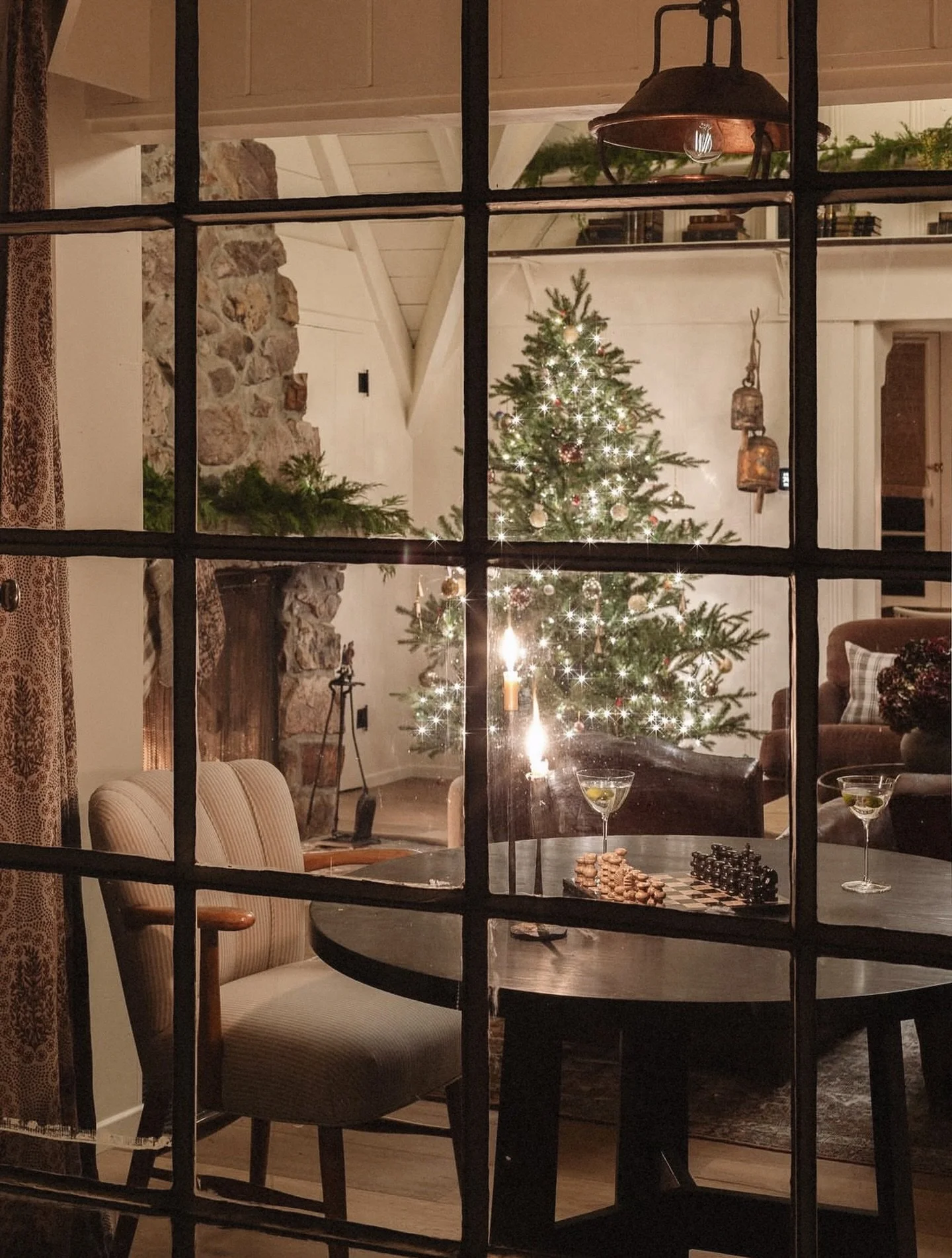 Twas the night before Christmas&hellip; 🎄♟️🍸🕯️
Wishing you and yours the coziest holiday season. 

📸 by @shadedeggesphotography @amberinteriors