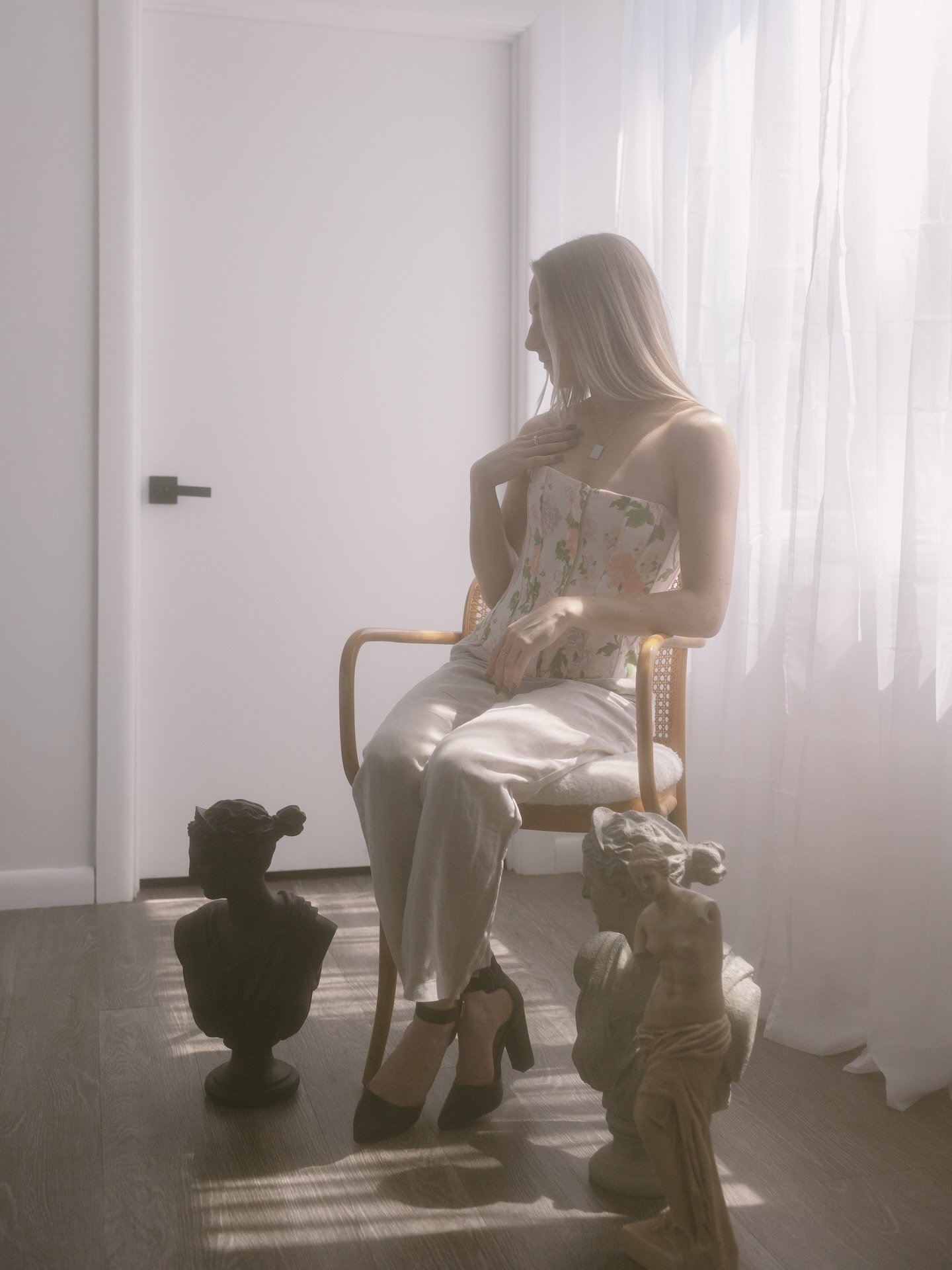 At Checkmate Home, true artistry is found in the details- each piece, hand-selected, each collection, one-of-a-kind. Specializing in exquisite onyx and marble pieces, our curated selections include vintage chess boards, sculptural busts, refined vase