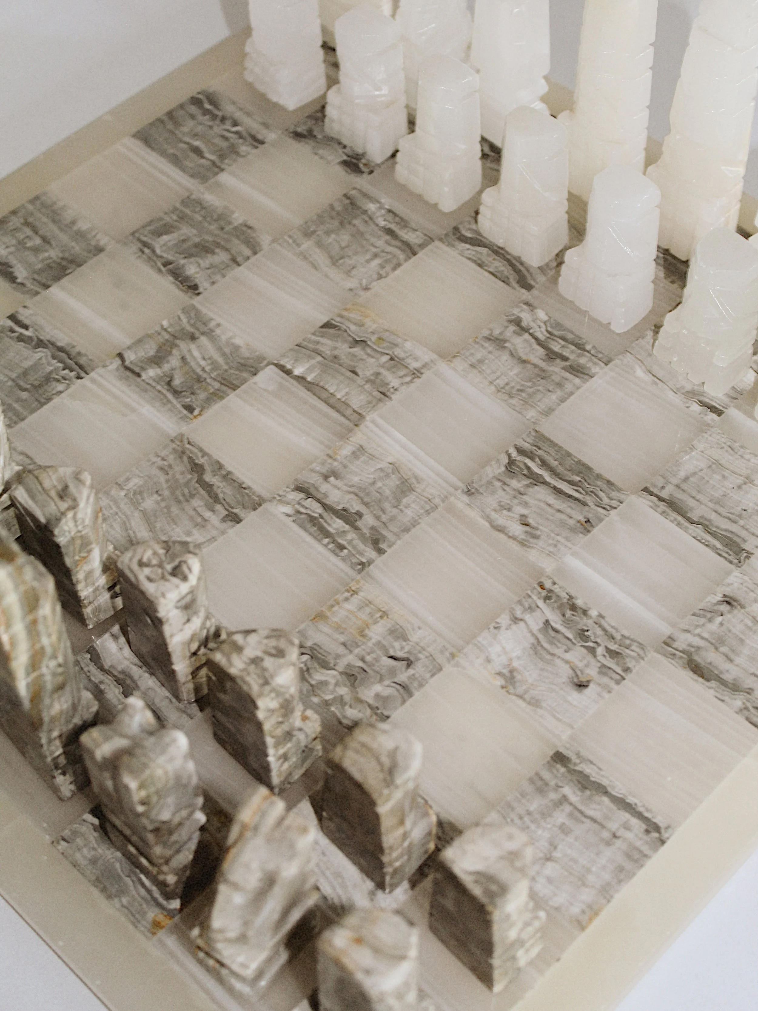 This color story is everything you could ever want from the perfect neutrals&hellip;
☁️🦉🧦🪶🍨👡☕️🏌🏼🪑🥥🤺🦙🐚🦢

Available now at CheckmateHomeInteriors.com🤍

#vintagehome #vintagedecor #interiordesign #neutrals