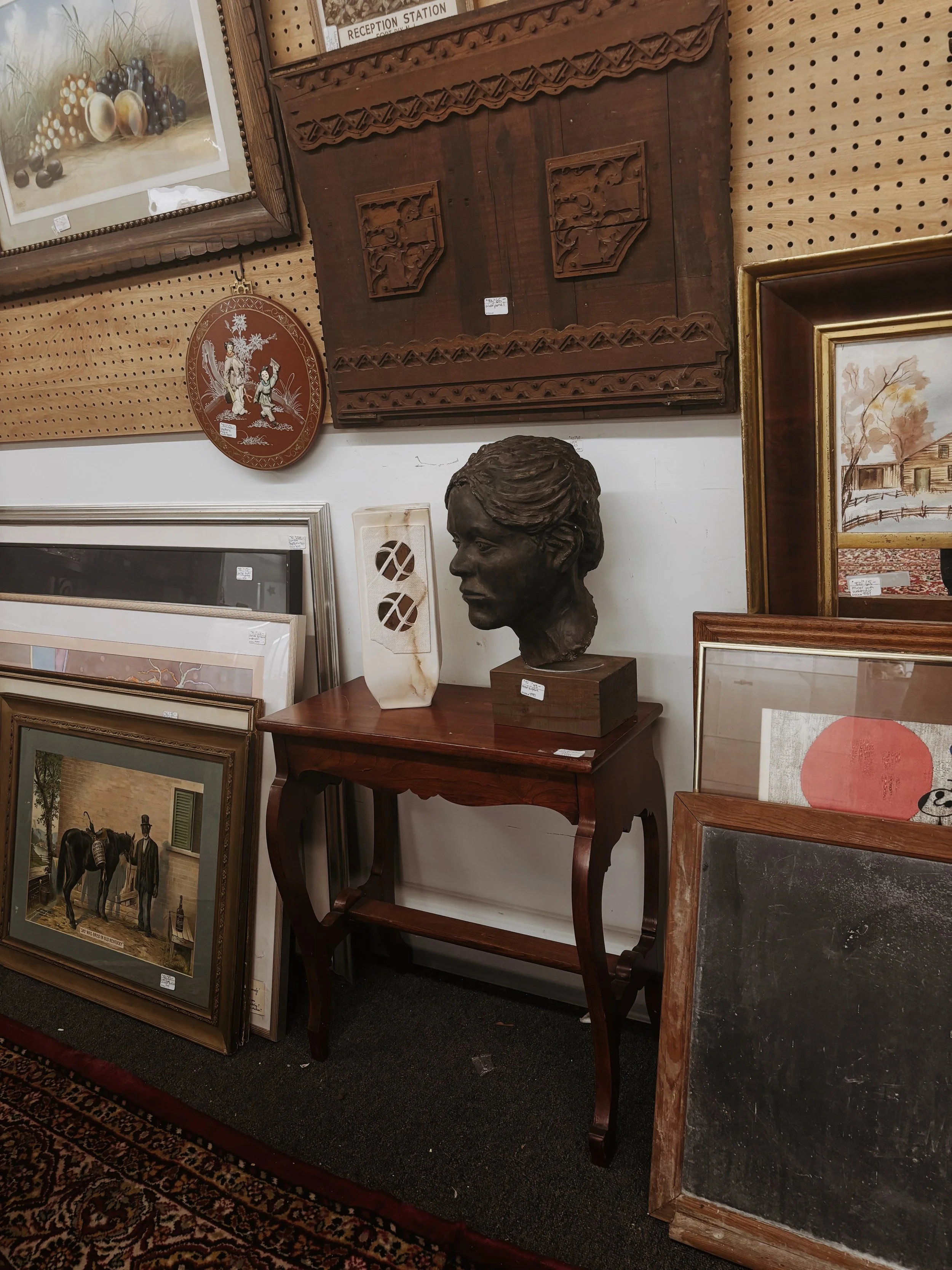 Moments lately ☕️⏳☁️🧹🕰️

#springtime #vintagehome #antiqueshop #vintagedecor #smallbusinessowner